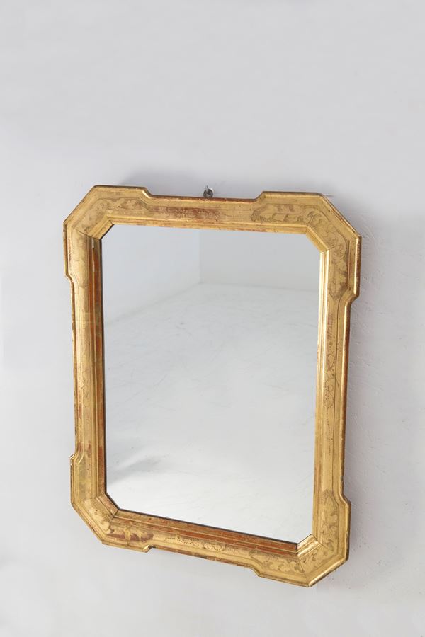 Specchio da parete antico in legno dorato