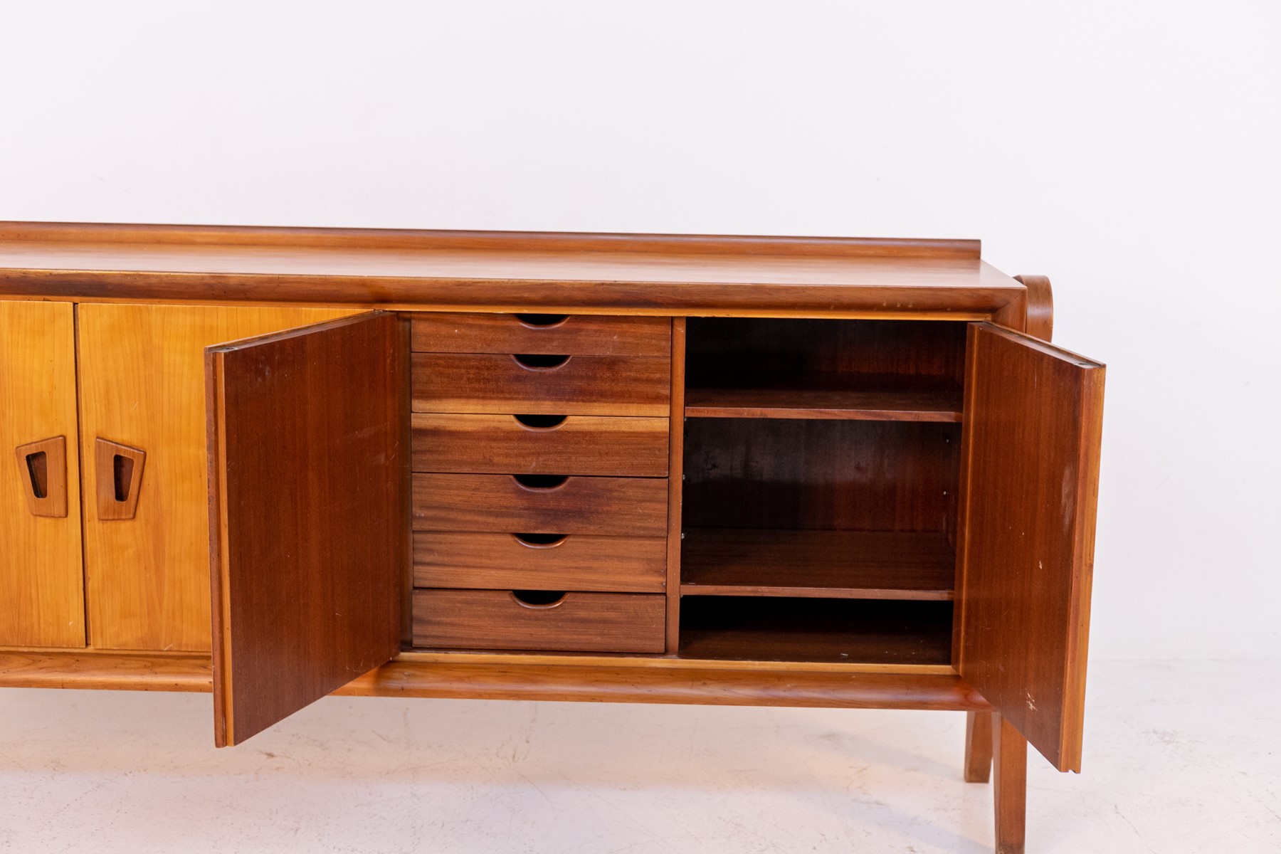 Credenza italiana d'epoca in legno per la Scuola Torinese