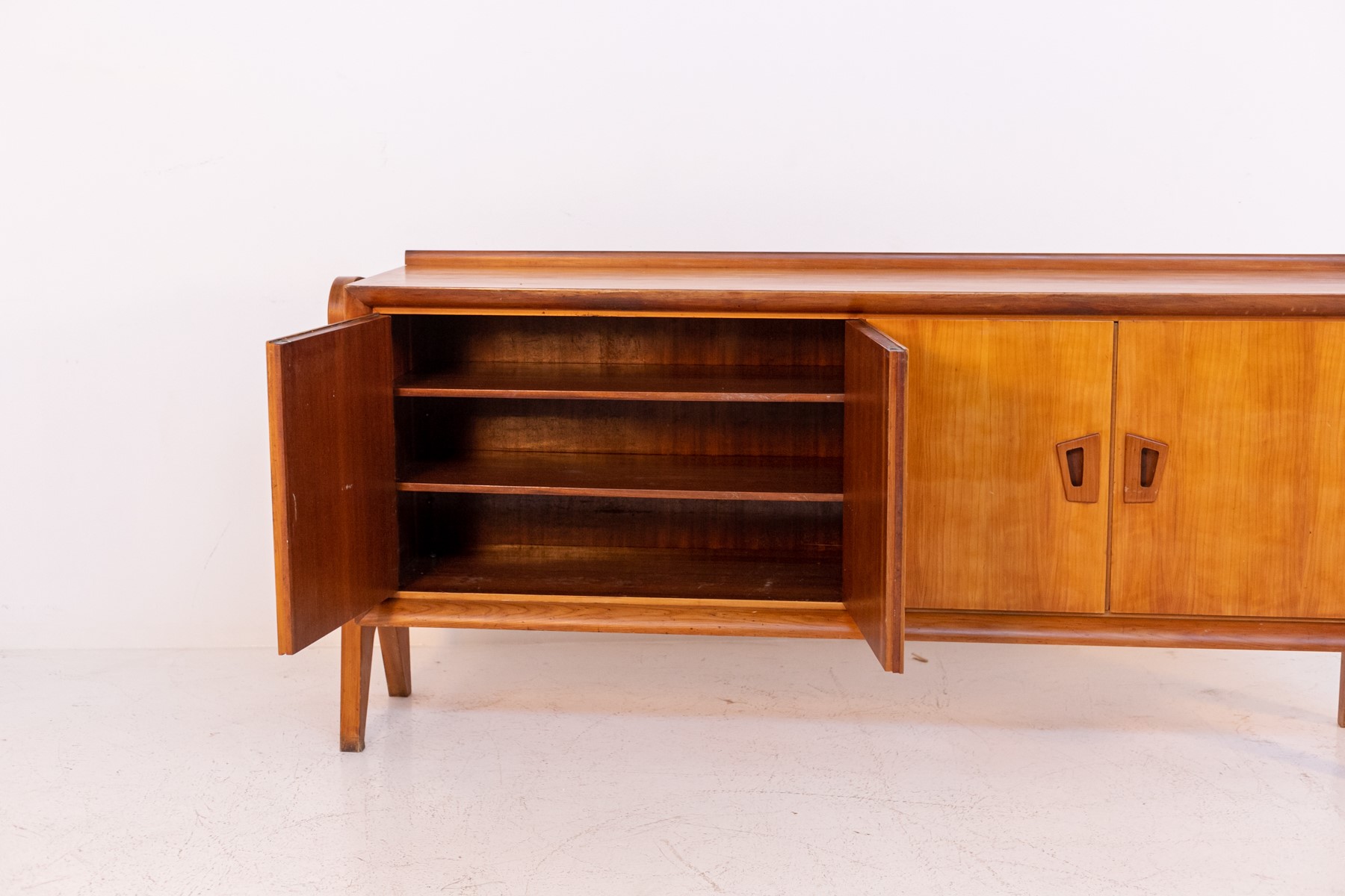 Credenza italiana d'epoca in legno per la Scuola Torinese