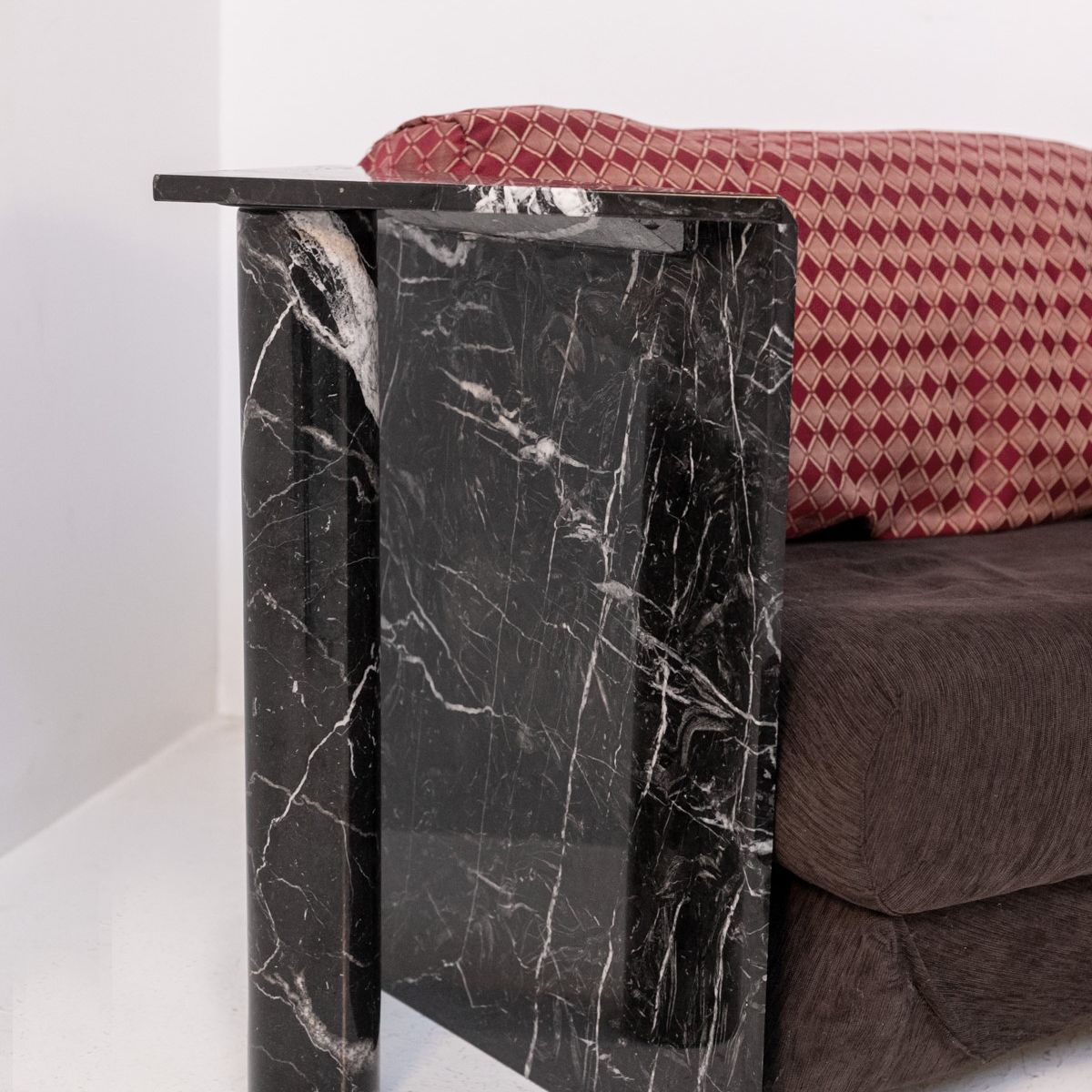 Divano in tessuto e marmo nero