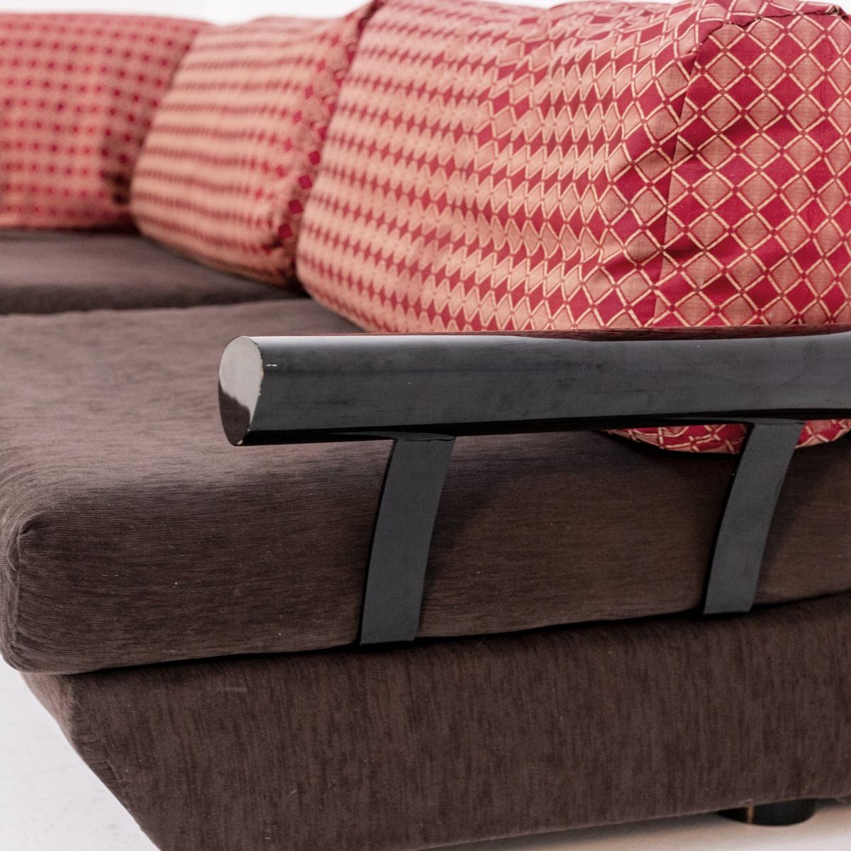 Divano in tessuto e marmo nero