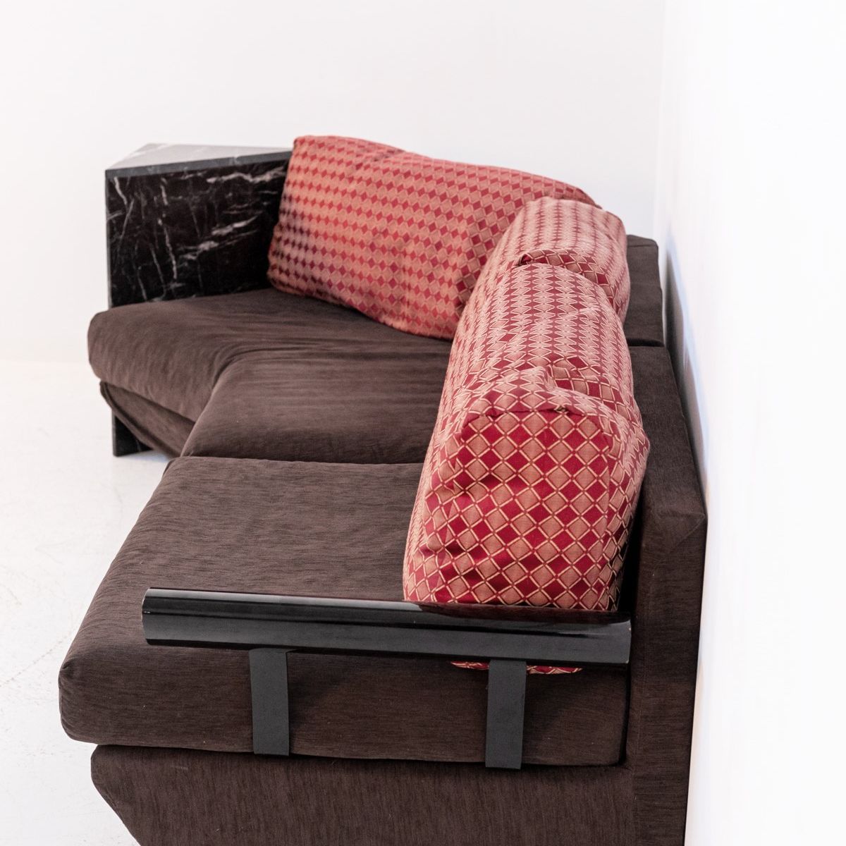 Divano in tessuto e marmo nero