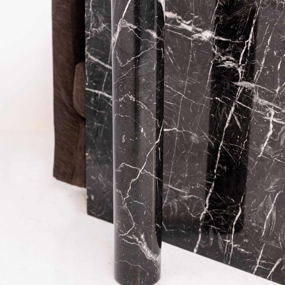 Divano in tessuto e marmo nero