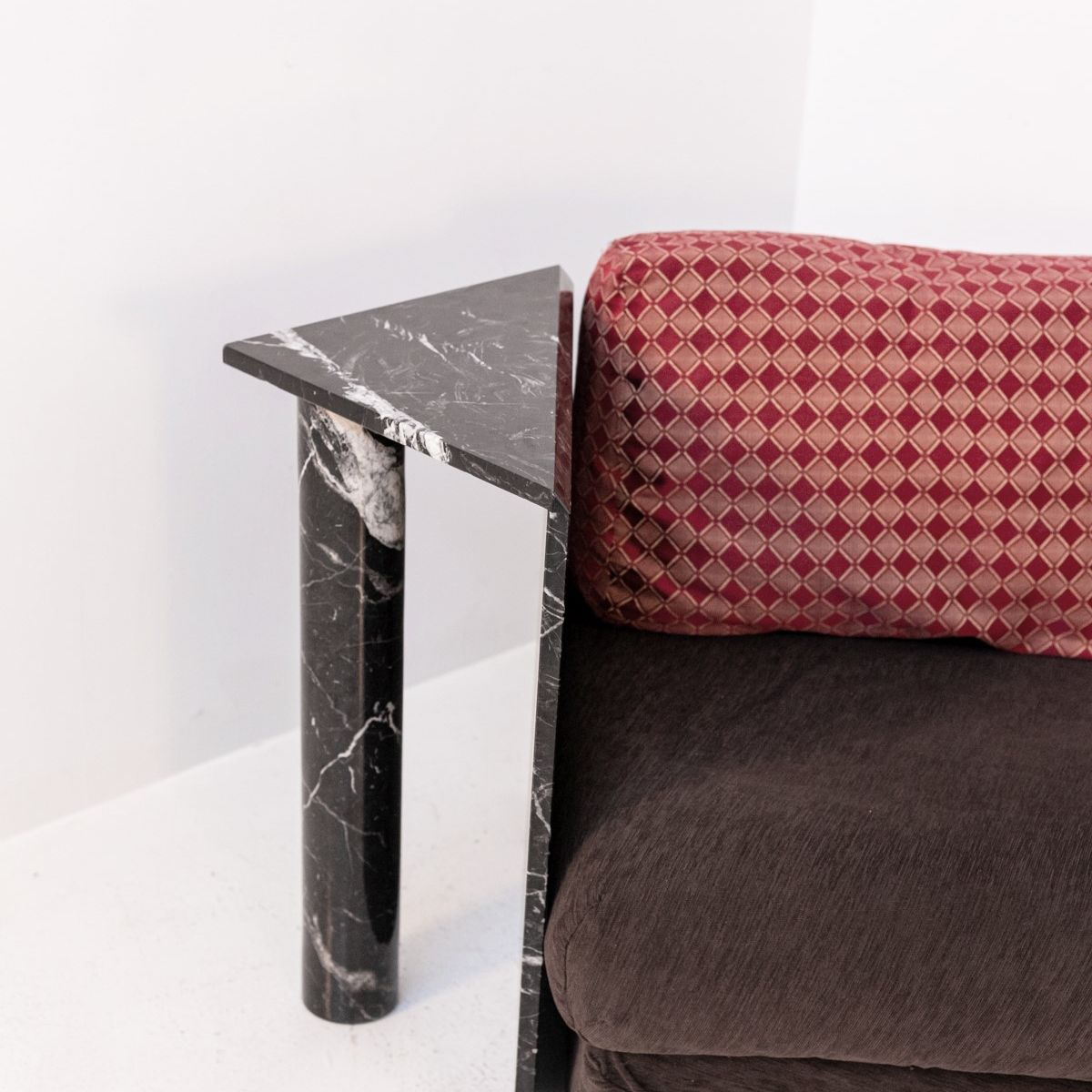 Divano in tessuto e marmo nero