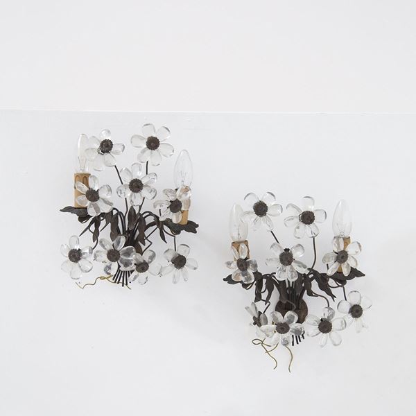 Coppia di lampadari floreali in ottone e cristallo
