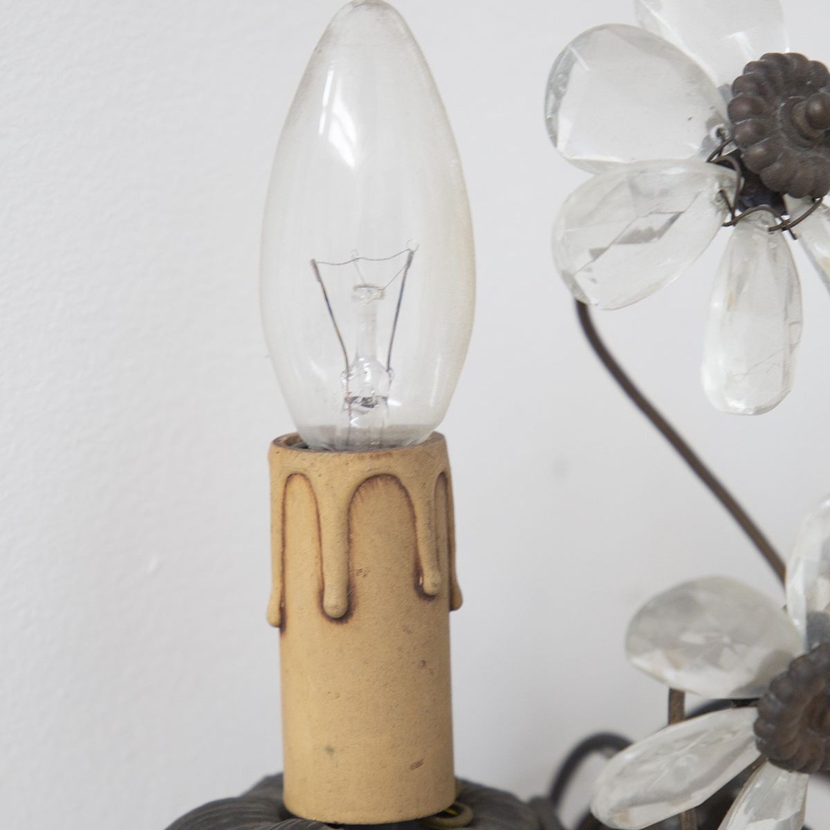 Coppia di Lampadari Floreali in Ottone e Cristallo