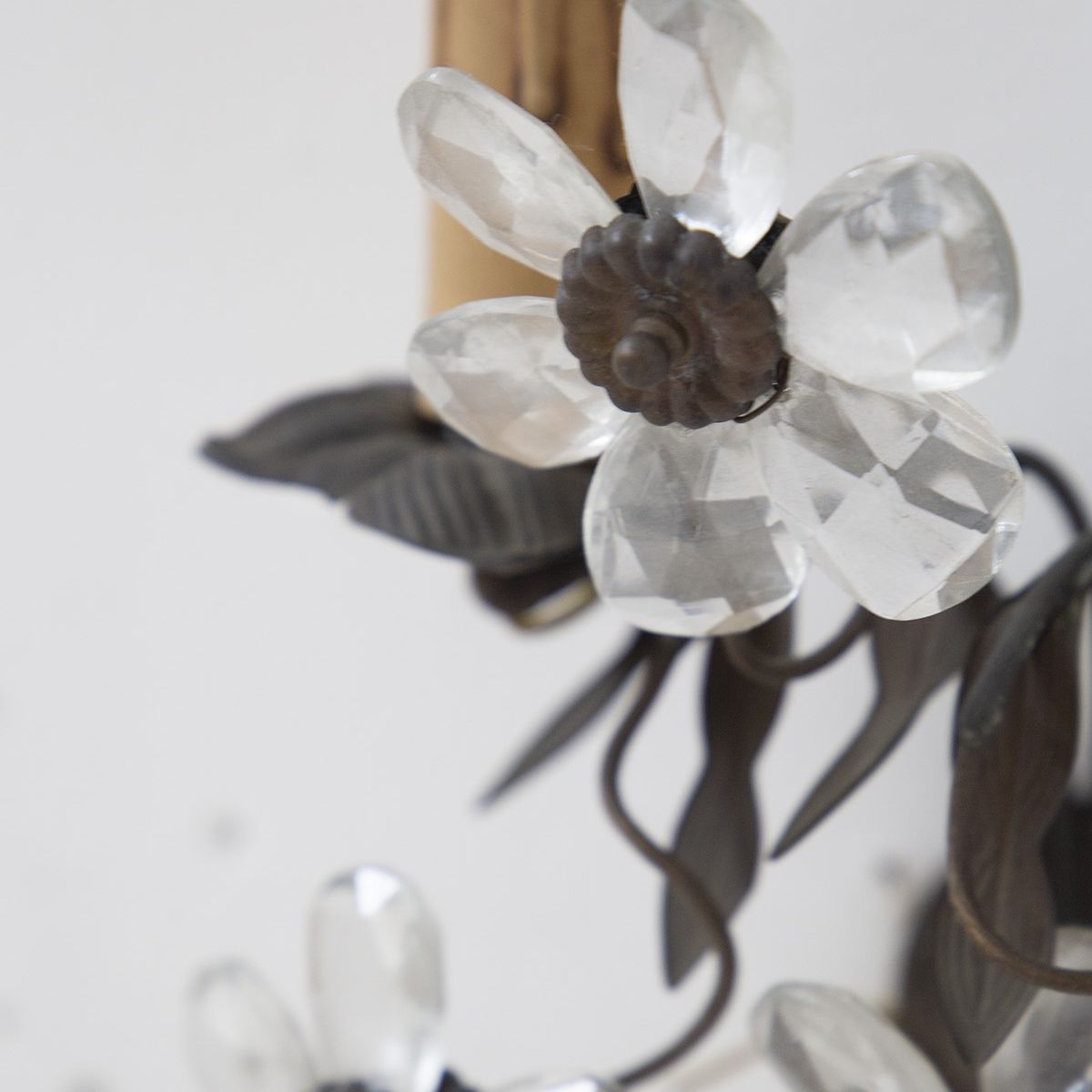 Coppia di Lampadari Floreali in Ottone e Cristallo