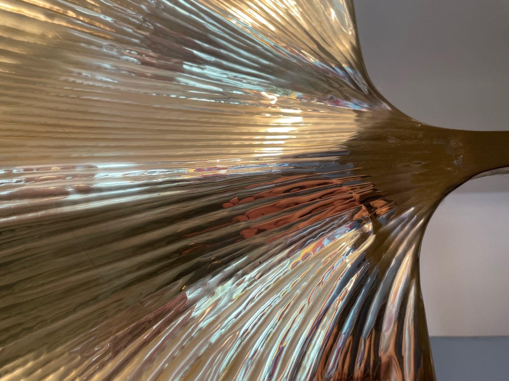 Lampada da Terra Italiana a Forma di Foglia in Ottone