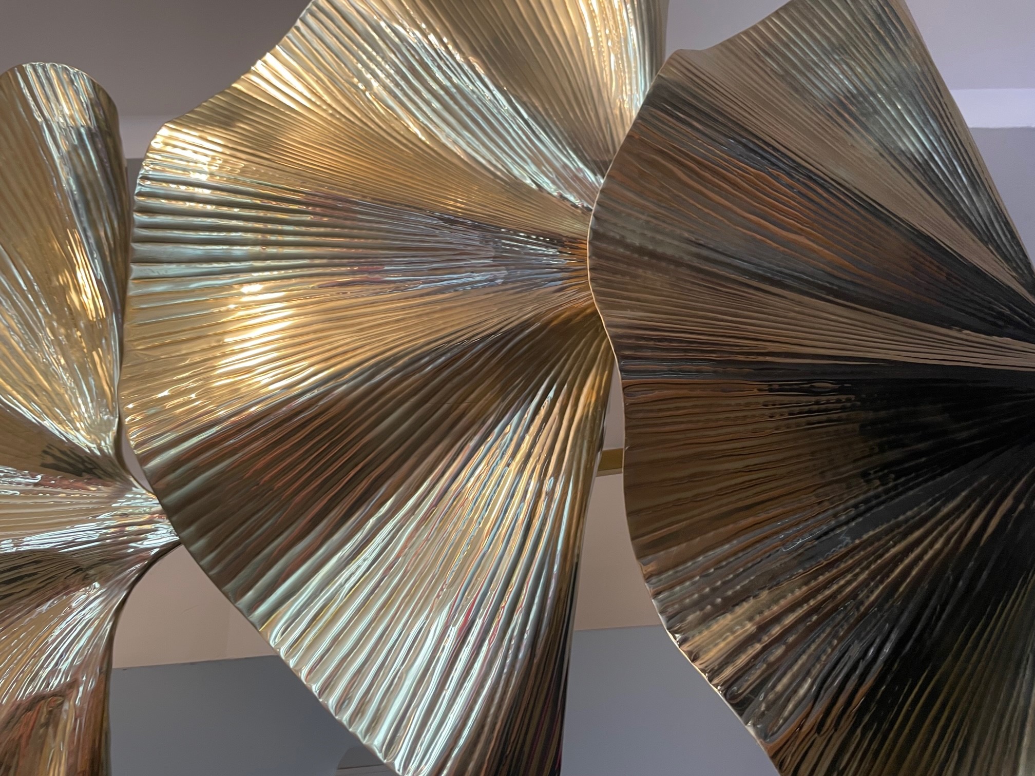 Lampada da Terra Italiana a Forma di Foglia in Ottone