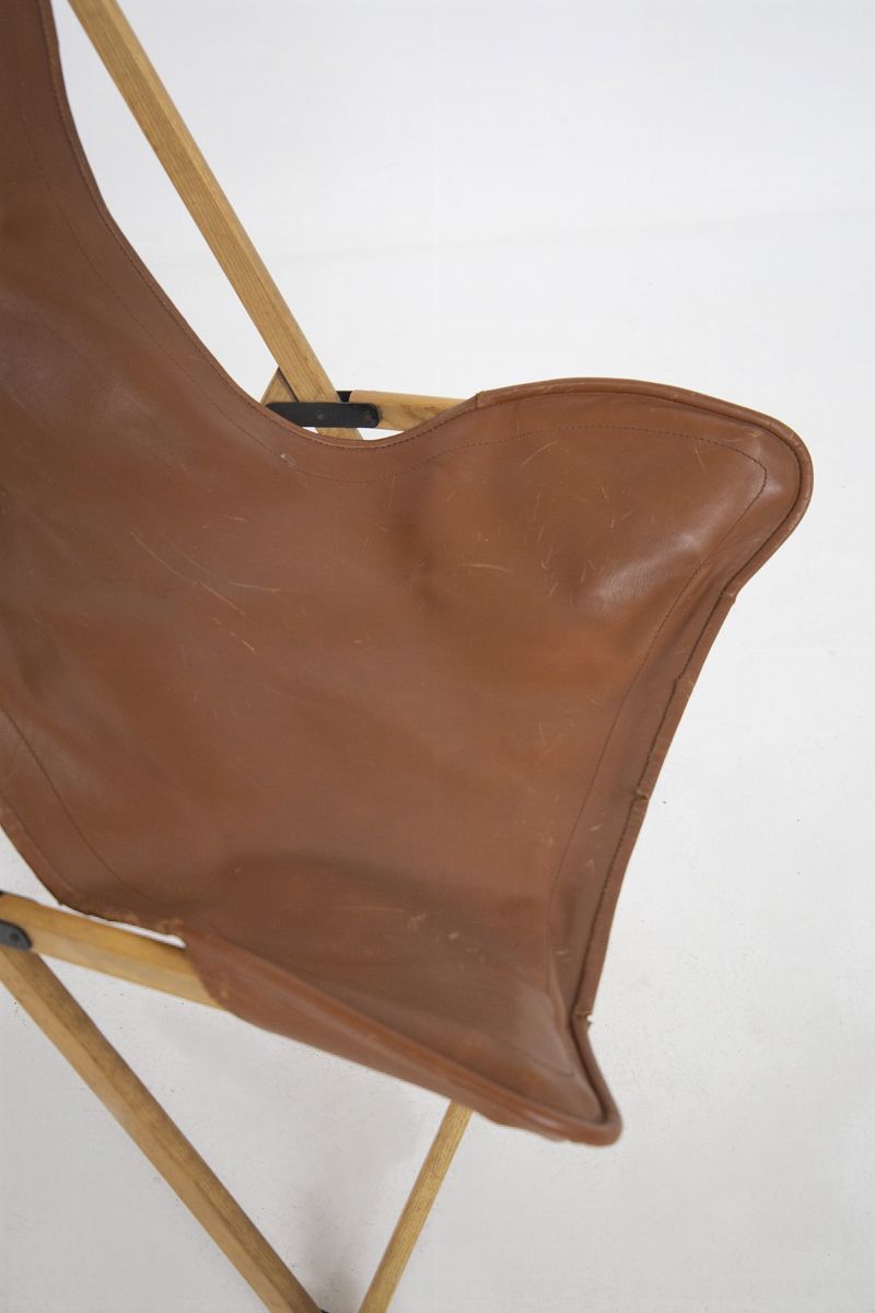 Sedia pieghevole Tripolina di Viganò in pelle e teak