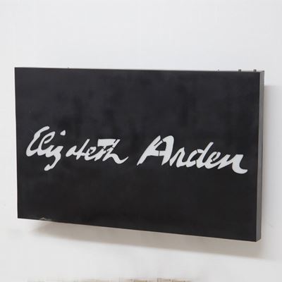 Insegna pubblicitaria “Elizabeth Arden”, supporto in metallo e plexiglass