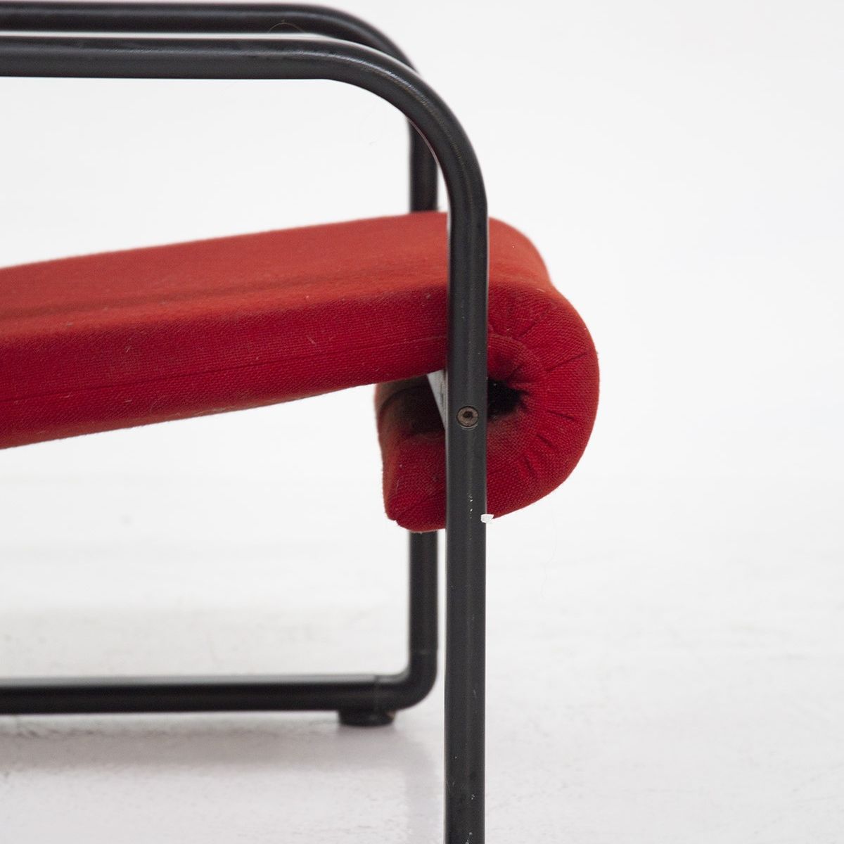 Coppia di poltrone Arflex in tessuto rosso e ferro