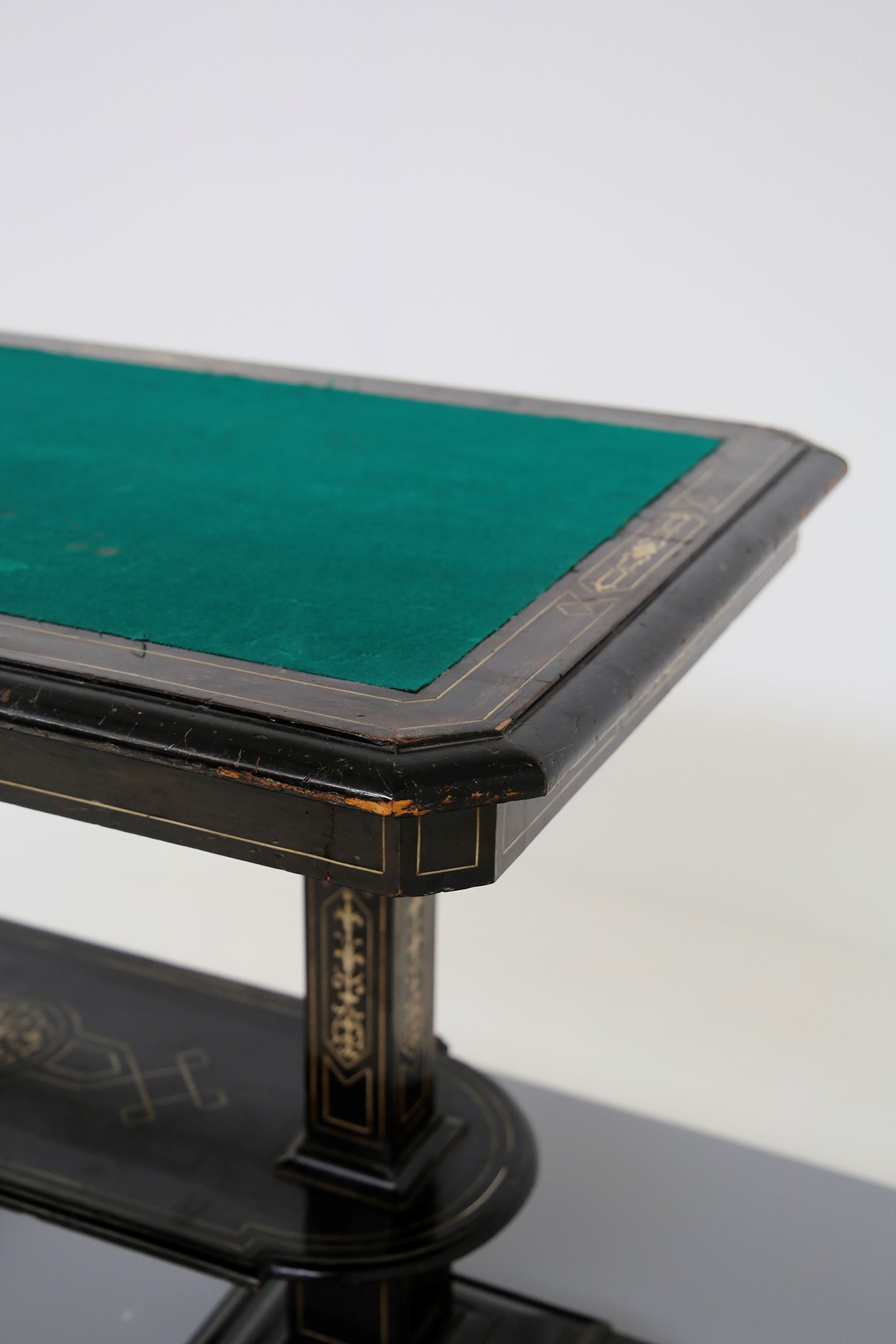Tavolo antico da gioco in panno verde ed inserti - Asta DECORATIVE WORLD -  LTWID Auction House