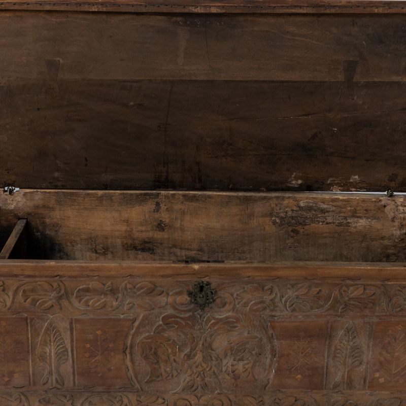 Antico Comò in Noce Toscano con Intarsi