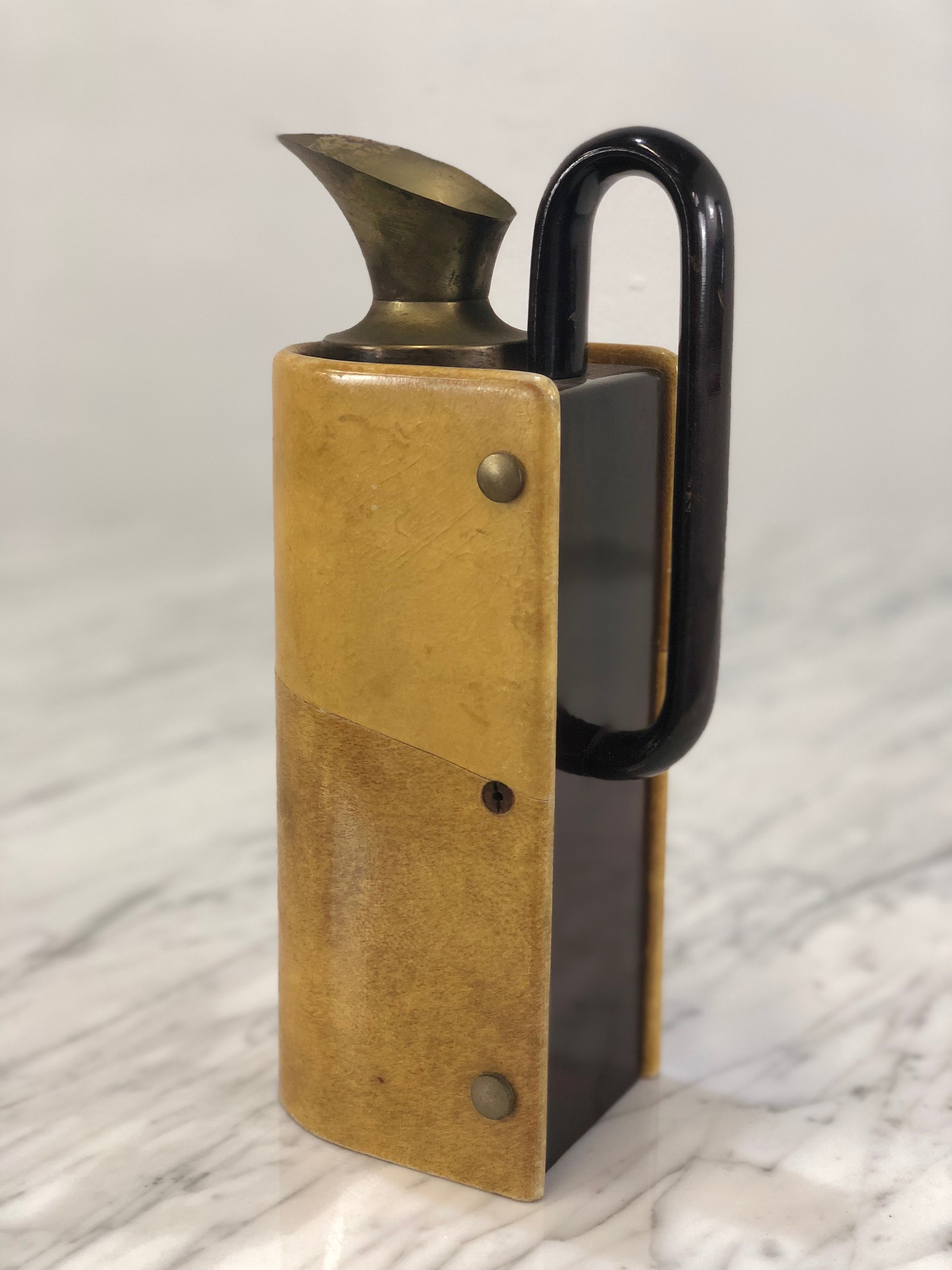 Brocca in Pergamena e Ottone di Aldo Tura