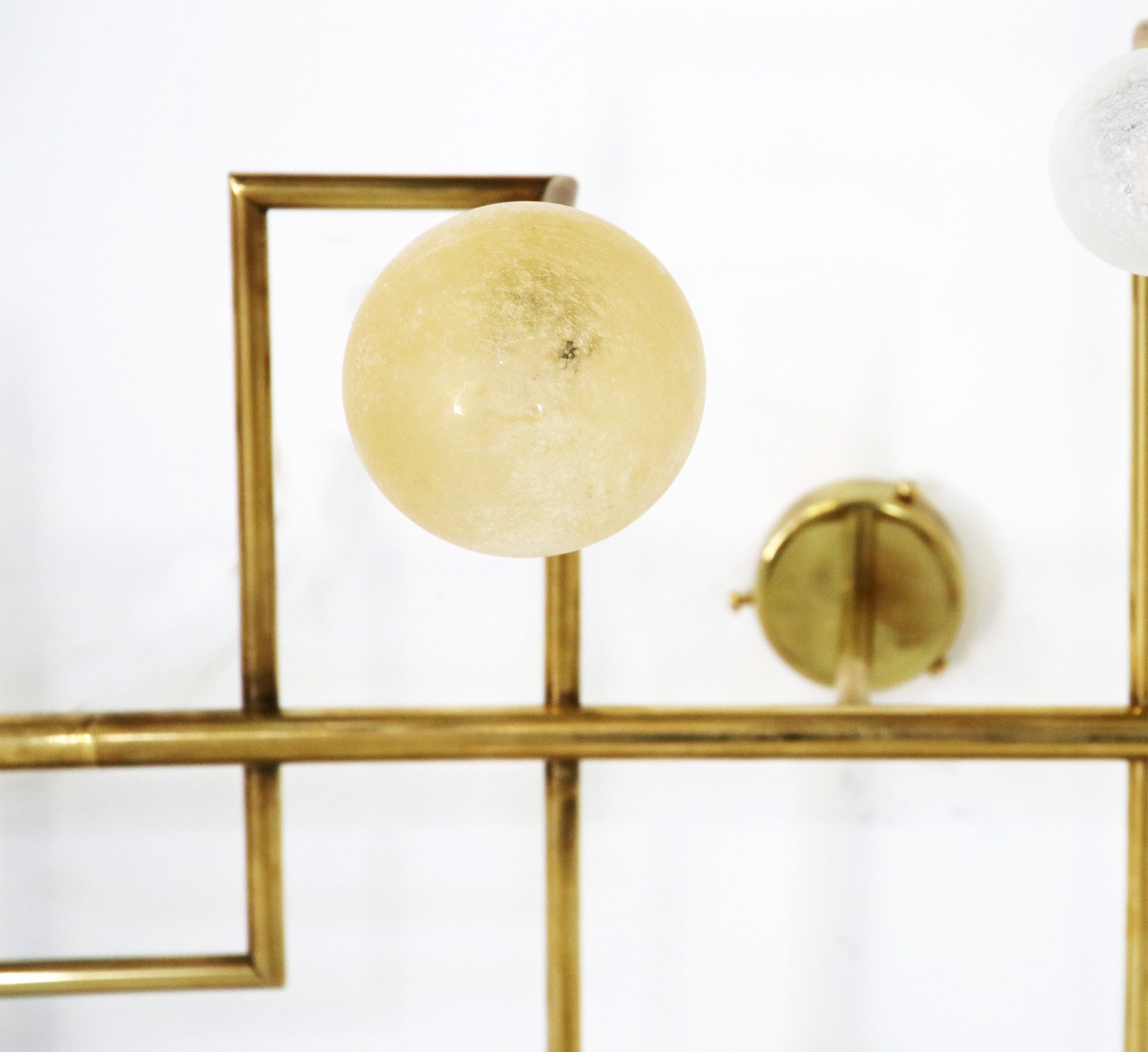 Grande lampara da muro in ottone e vetro