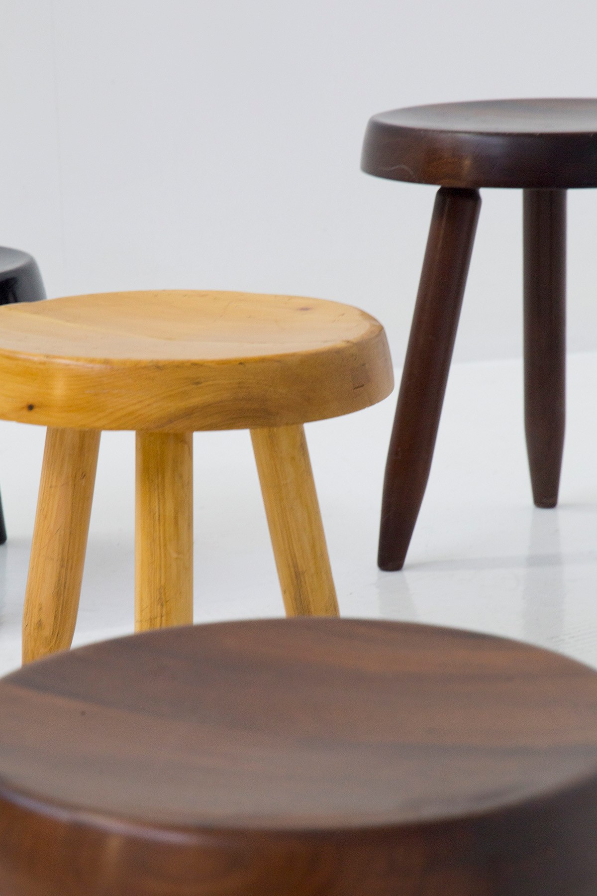 Composizione di Sei Sgabelli di Charlotte Perriand