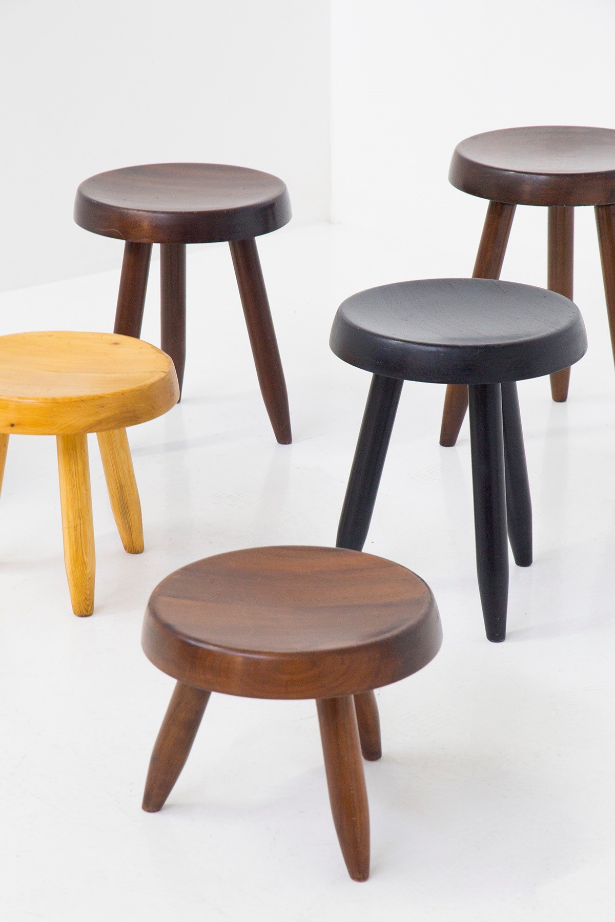 Composizione di Sei Sgabelli di Charlotte Perriand