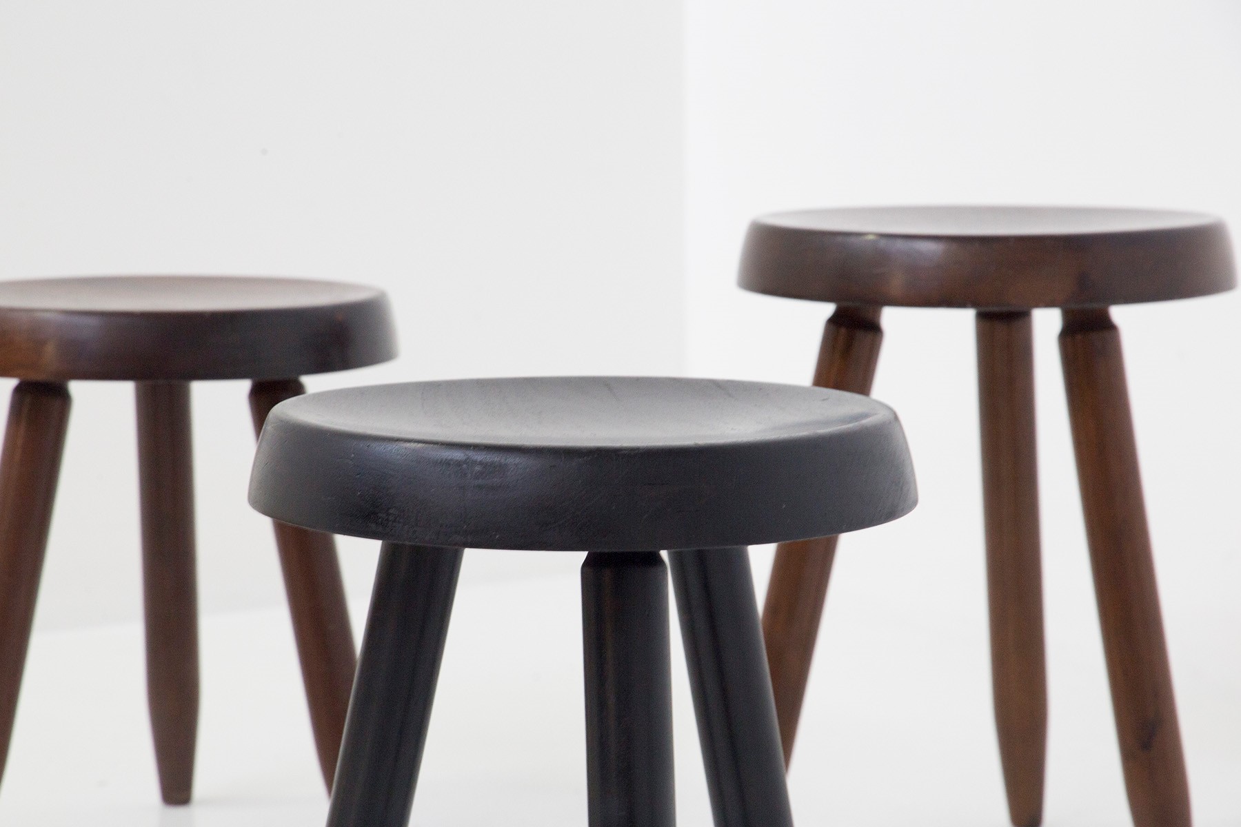 Composizione di Sei Sgabelli di Charlotte Perriand