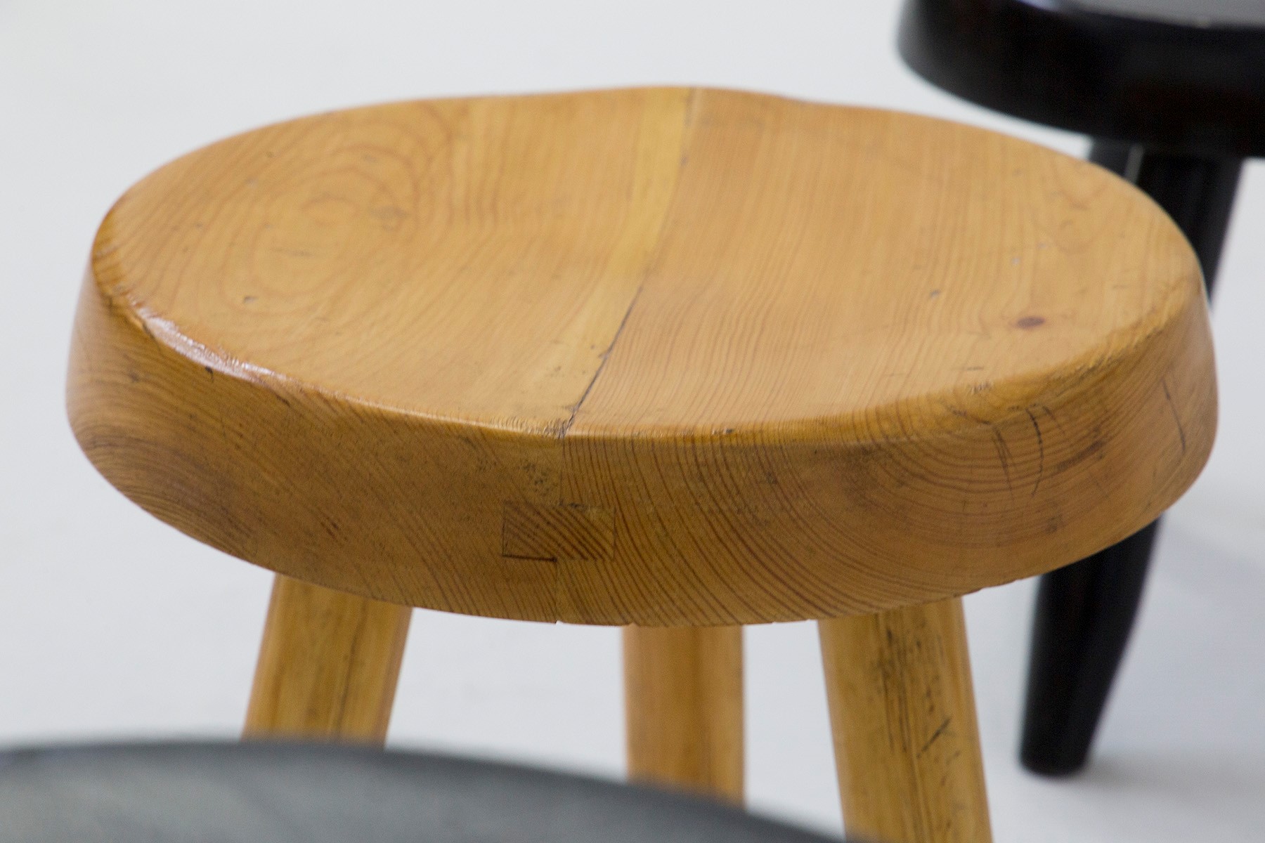 Composizione di Sei Sgabelli di Charlotte Perriand