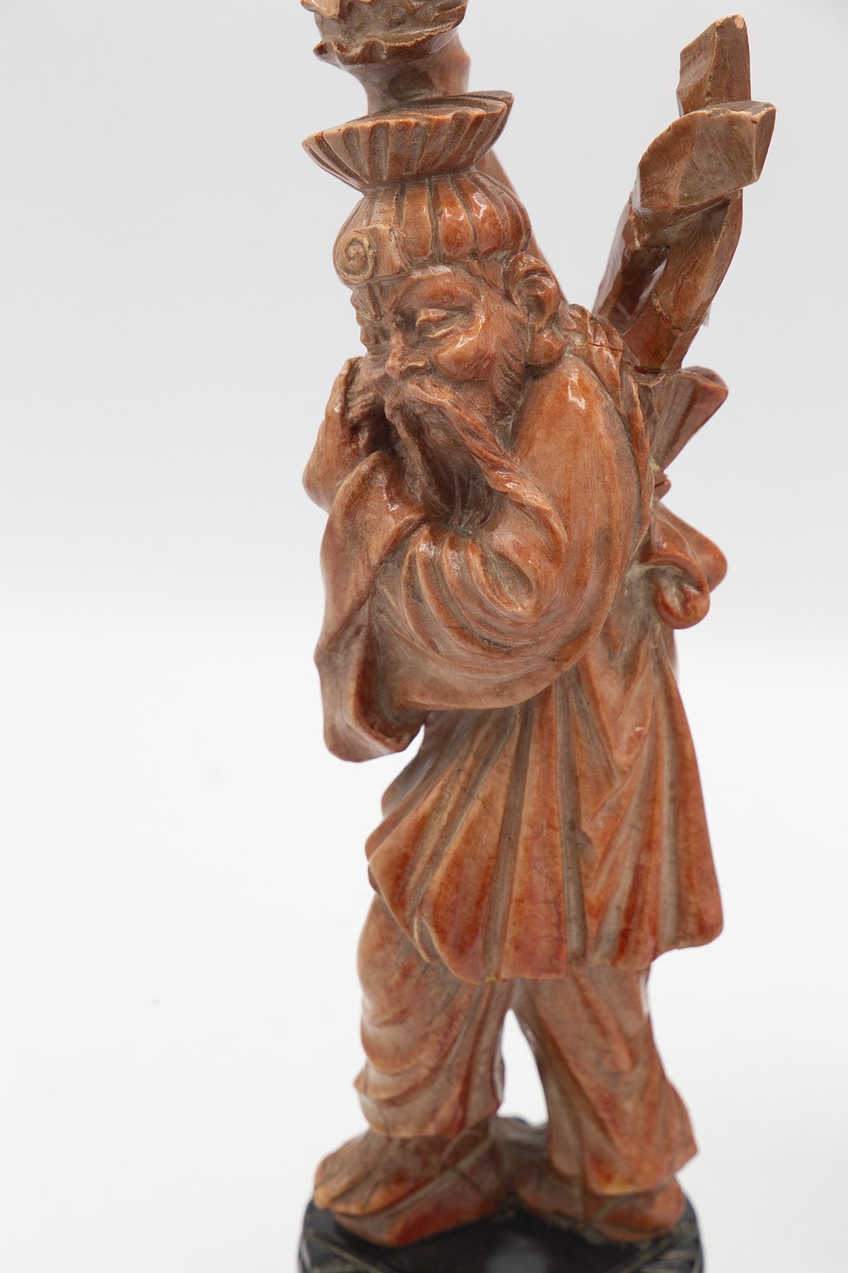 Coppia di statuette in pietra rosa