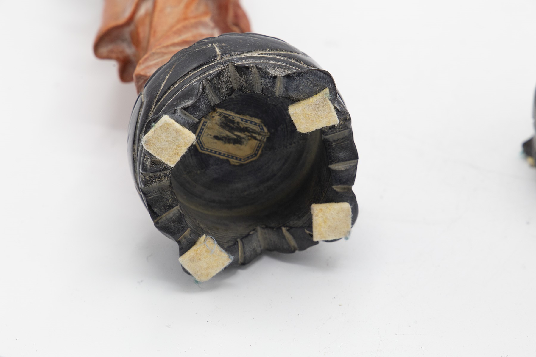 Coppia di statuette in pietra rosa