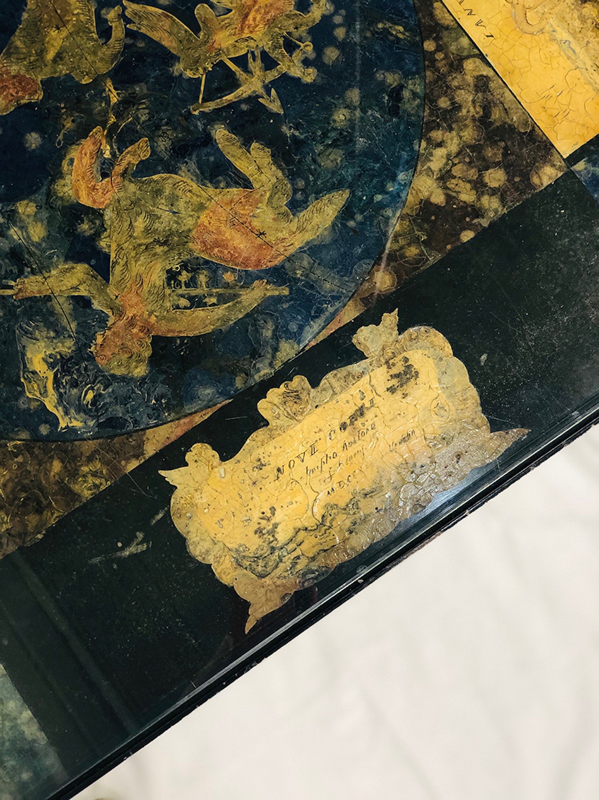 Tavolino Scagliola Polychromy di Guglielmus Blaeuni