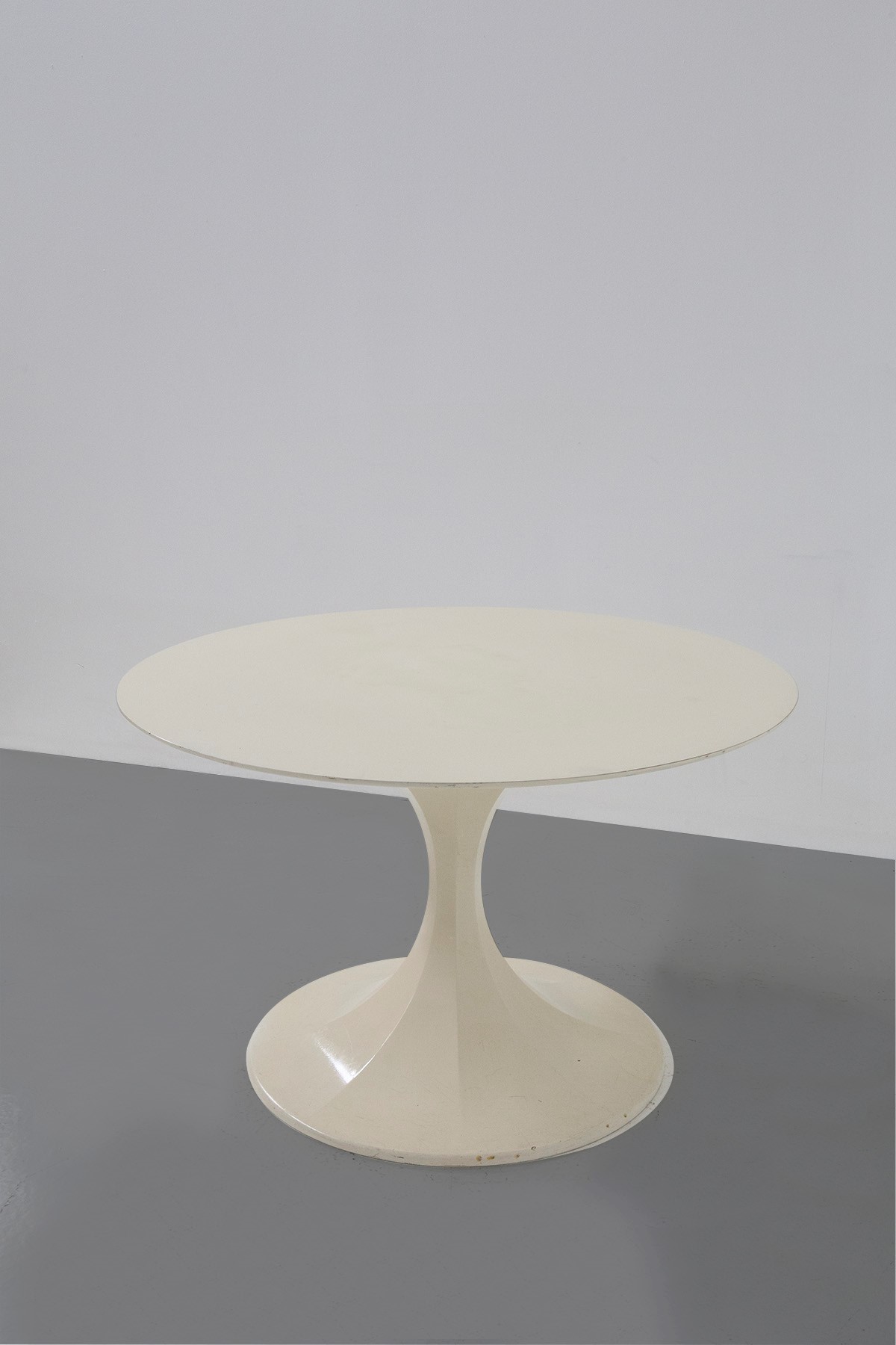 Tavolo circolare bianco in resina e legno, manifattura italiana   - Legno e resina  - Asta MASTERPIECES & UNIQUE FINDS - LTWID Auction House