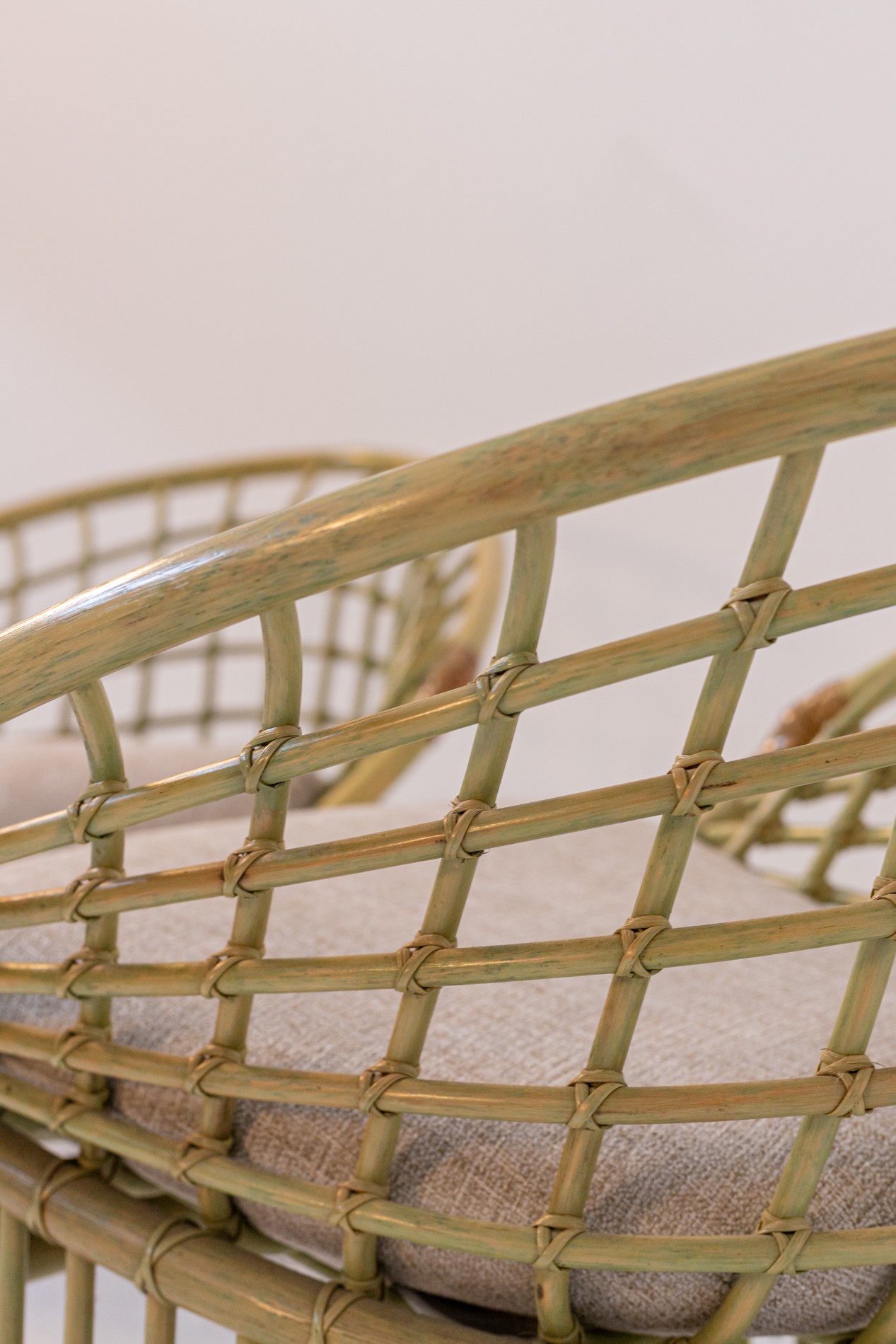 Coppia di grandi poltrone italiane in bambù e rattan