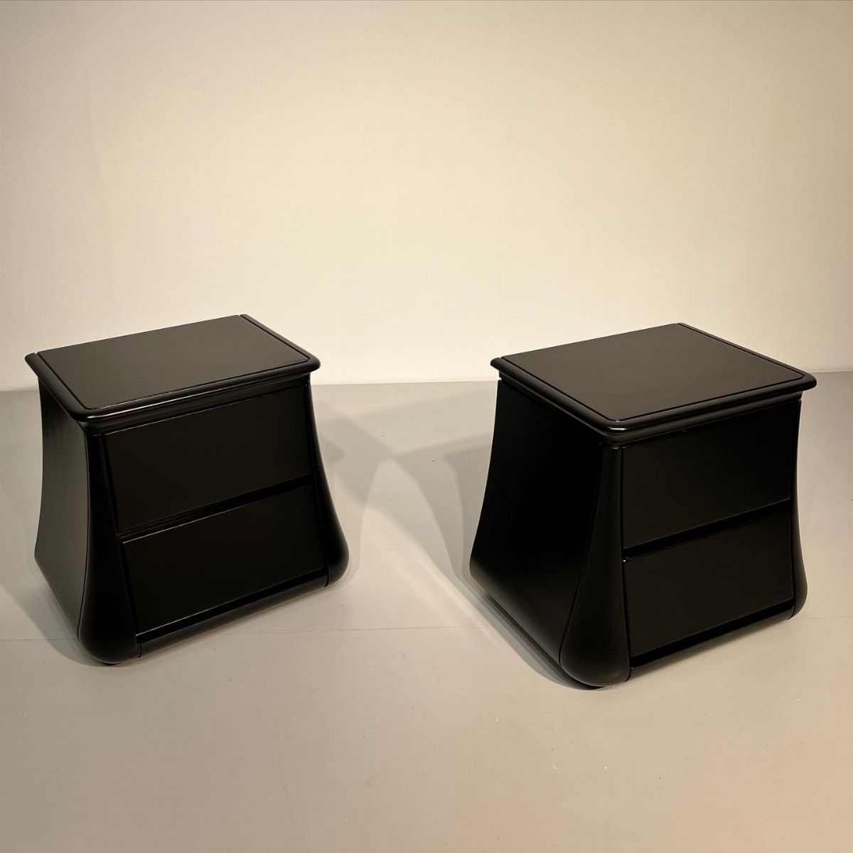 Pair Of Nightstands Frigerio