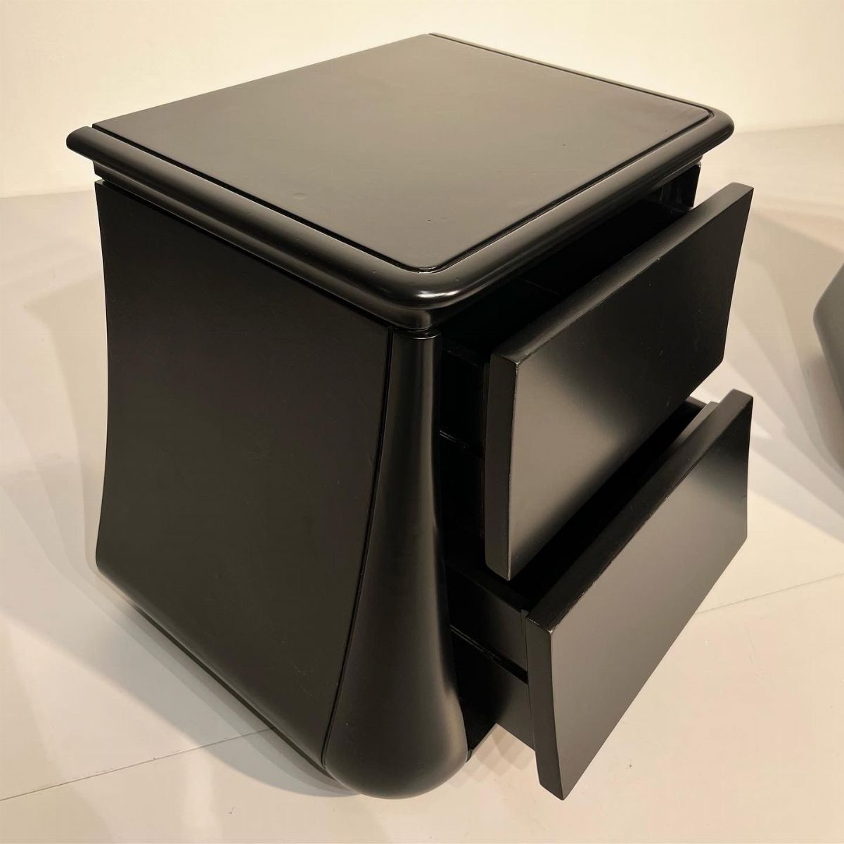Pair Of Nightstands Frigerio