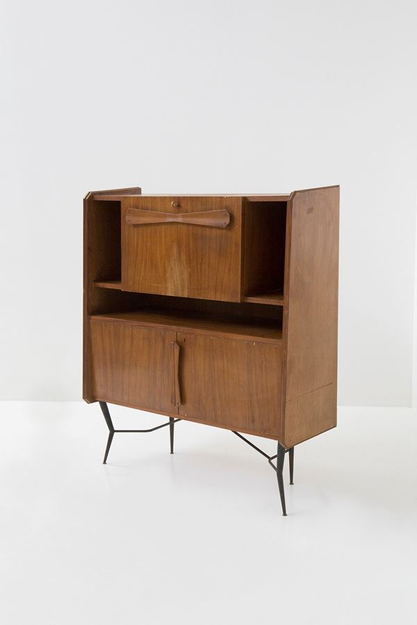 Credenza di manifattura italiana in legno e ferro.