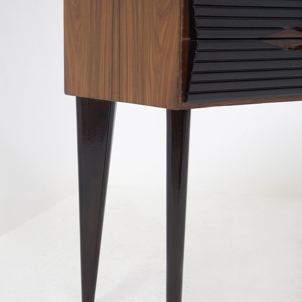 Madia italiana con cassetti in legno