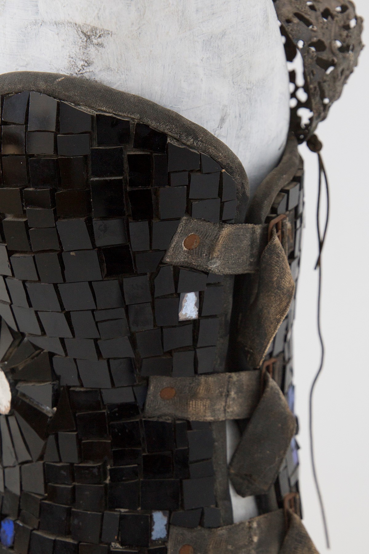 Andrea Raccagni Manichino Scultoreo Eccentrico con Mosaico