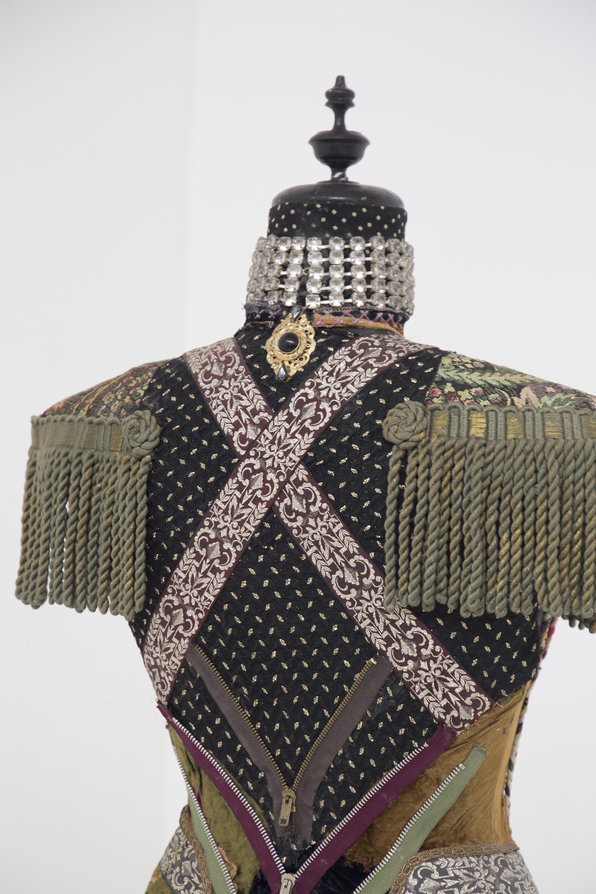 SUSANNA HARDAGE Manichino con assemblaggio tessile, monete e bigiotteria