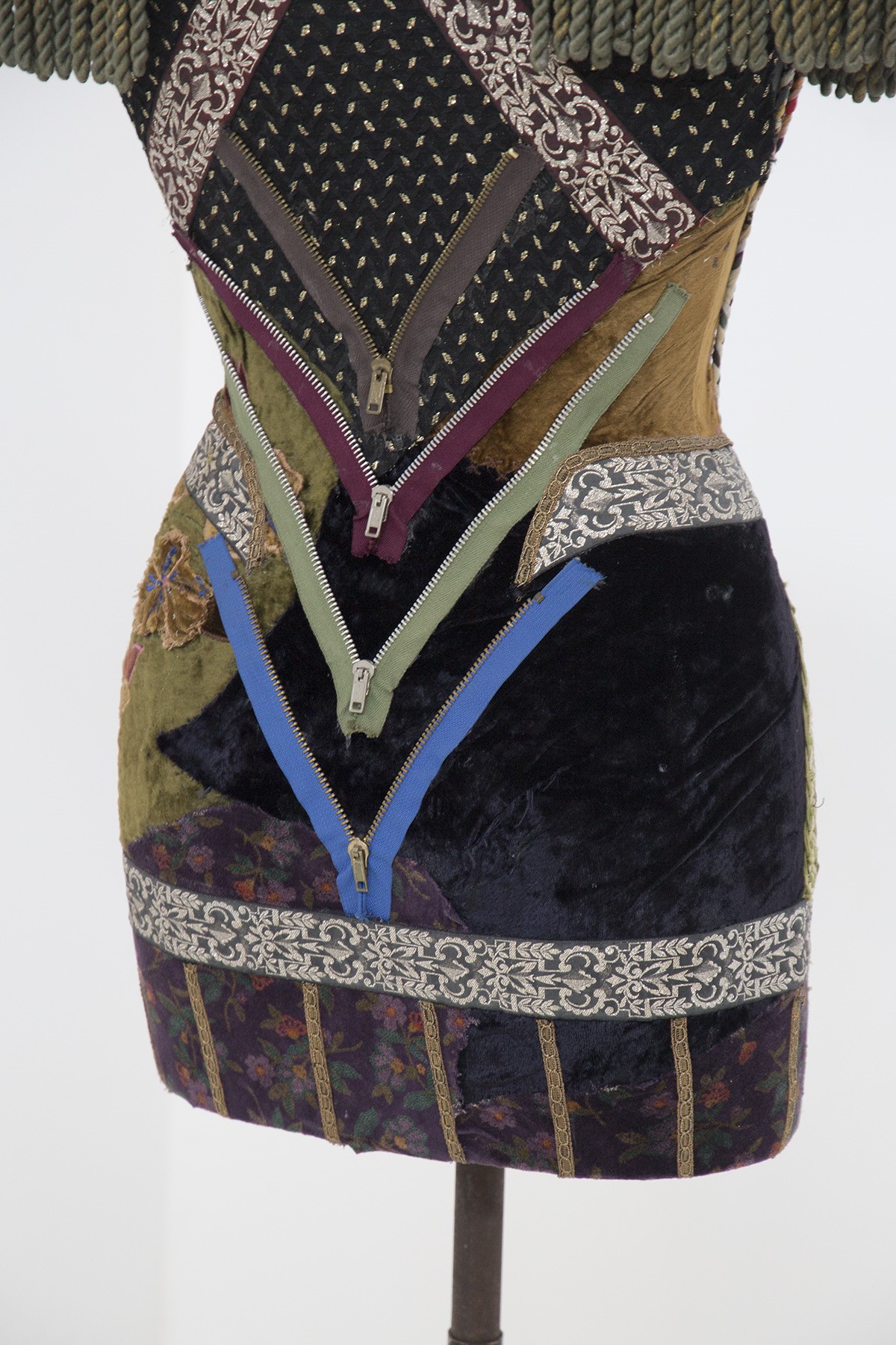 SUSANNA HARDAGE Manichino con assemblaggio tessile, monete e bigiotteria