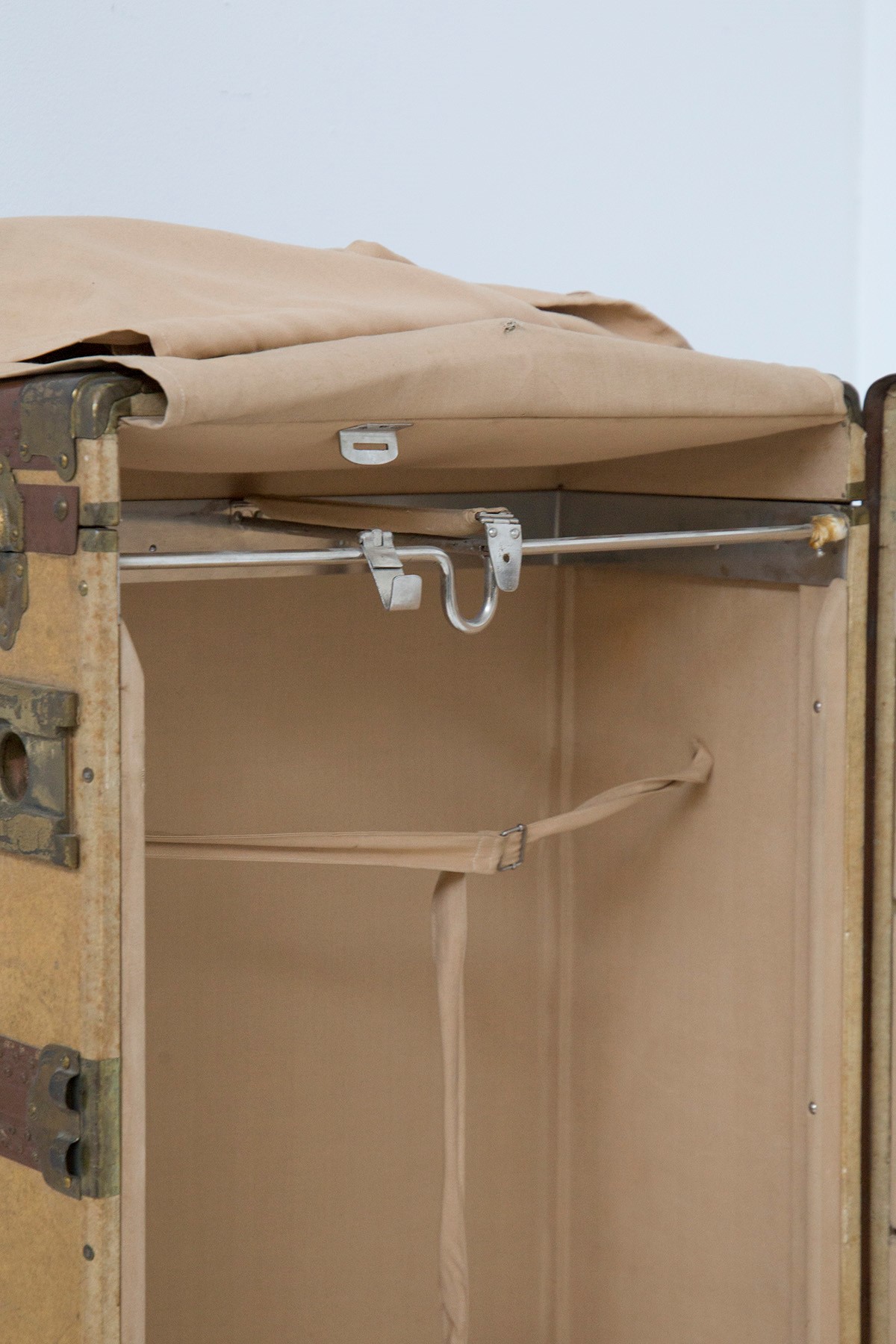 Mobile da viaggio italiano d'epoca in ottone e pelle