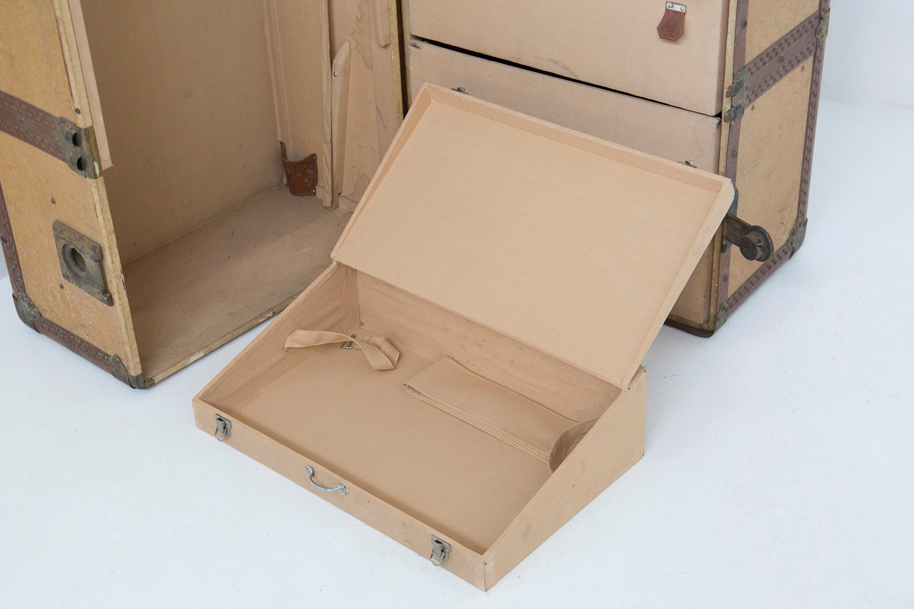 Mobile da viaggio italiano d'epoca in ottone e pelle