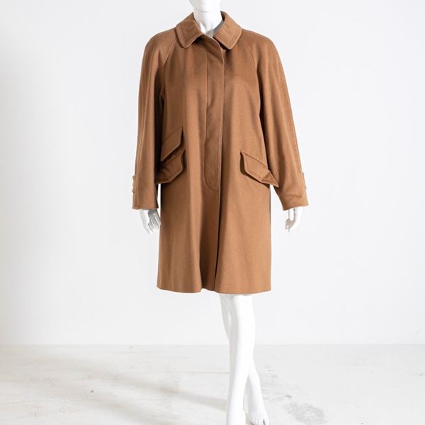 Aquascutum Camel Colored Women s Trench Coat Auction FASHION COLLECTING LTWID Auction House