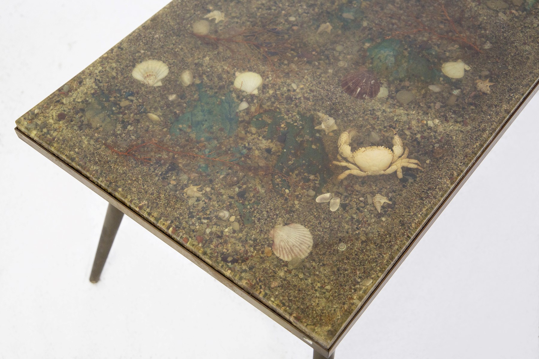 Tavolino vintage in ottone e resina con fossili marini