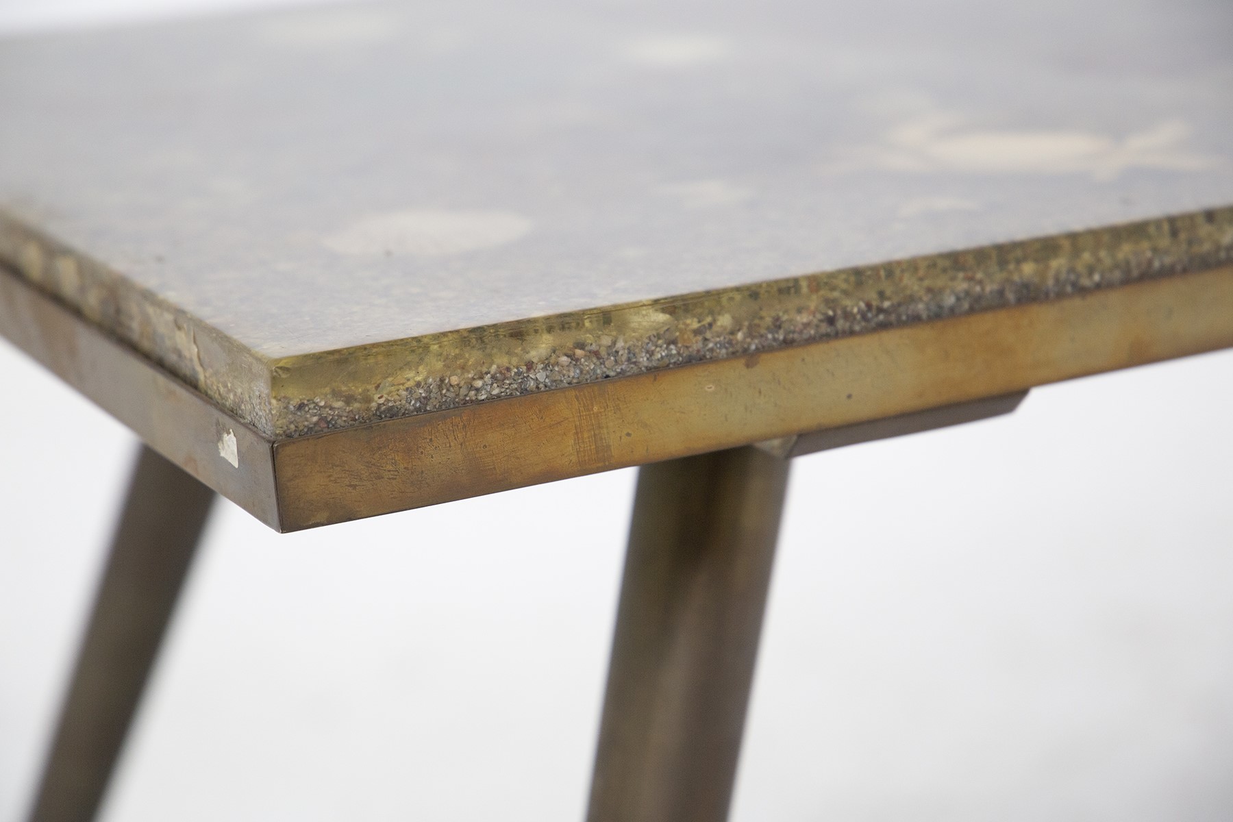 Tavolino vintage in ottone e resina con fossili marini
