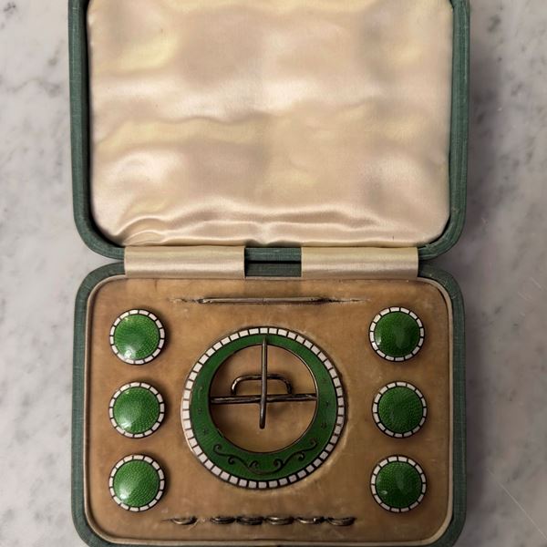 Edwardian buckle and six button set