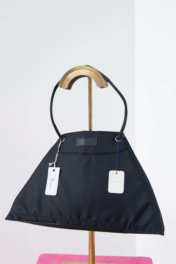 Miyake Issey - MIYAKE ISSEY Pleated Black Leather Bag