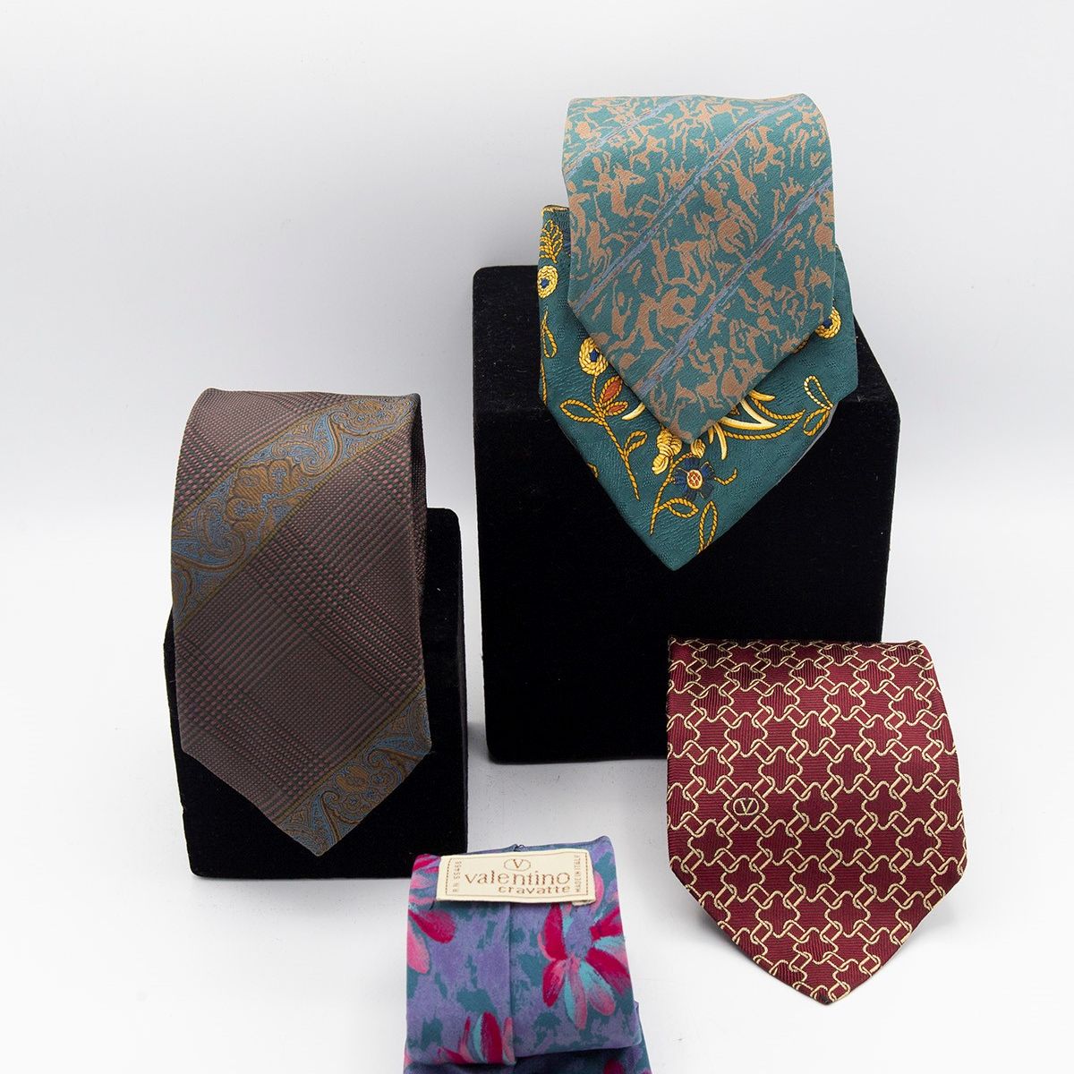 Valentino : Set of 5 Valentino ties in various colors and textures.  - Auction FASHION & COLLECTING - LTWID Auction House