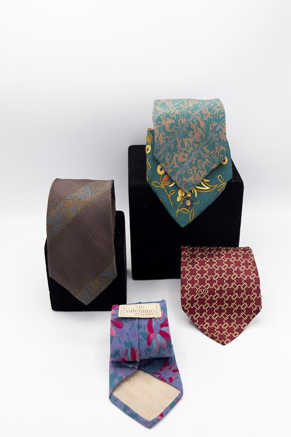 Valentino - Set di 5 cravatte di Valentino in varie colorazioni e trame.