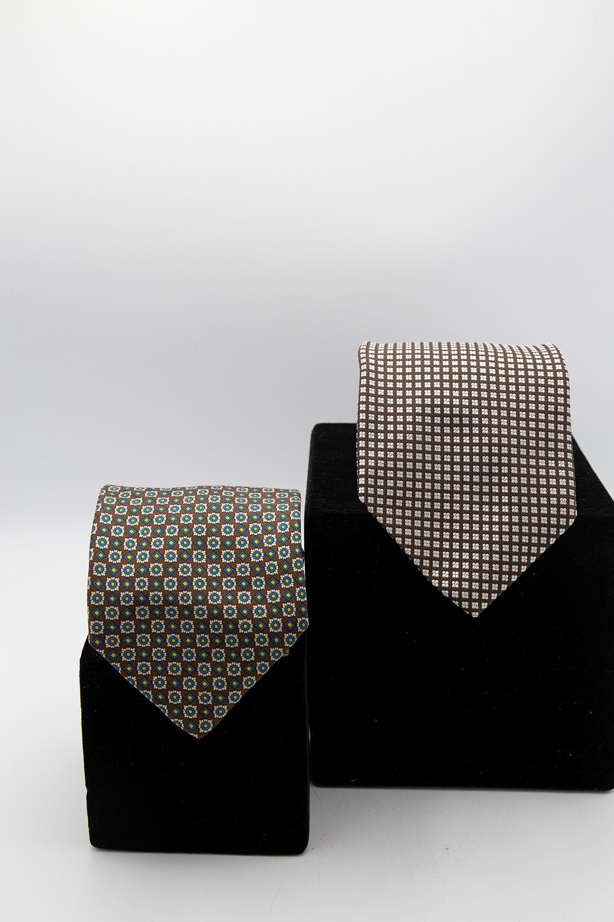 Set di 2 cravatte di diversi brand in varie colorazioni e trame.  - Asta FASHION & COLLECTING - FREE SHIPPING WORDWIDE - LTWID Auction House