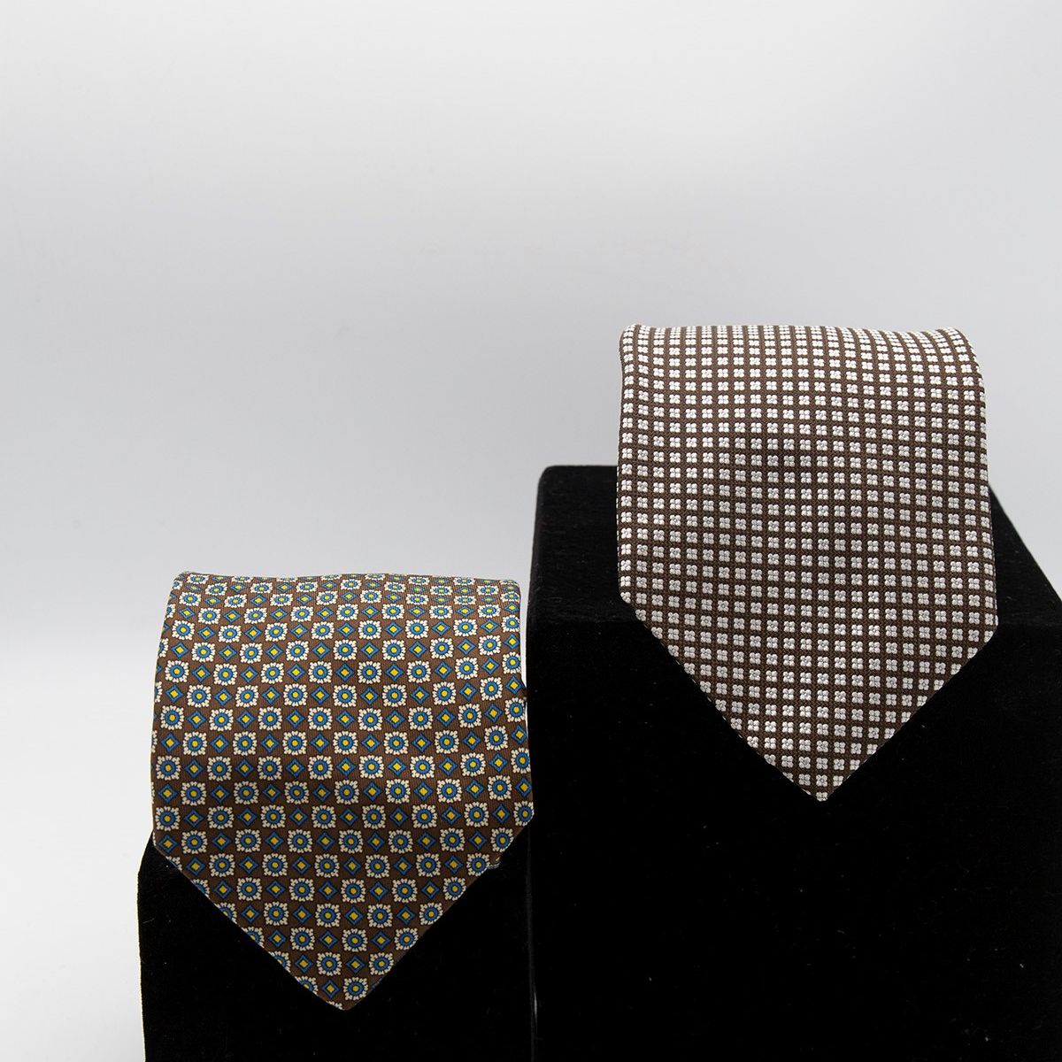 Set of 2 ties of different brands in various colors and textures.  - Auction FASHION & COLLECTING - FREE SHIPPING WORDWIDE - LTWID Auction House