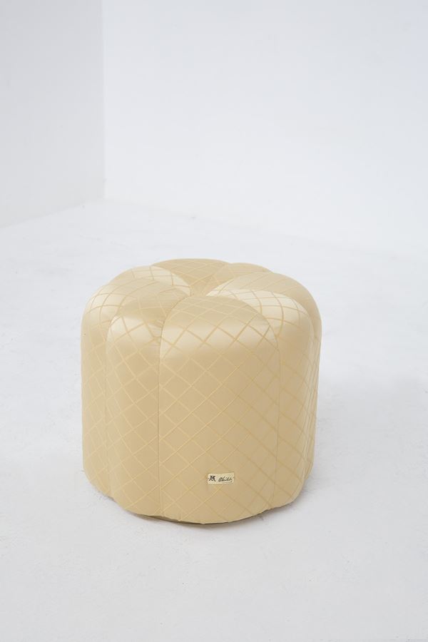 Alain Delon -  Pouf beige Alain Delon Vintage "Salon", etichetta originale