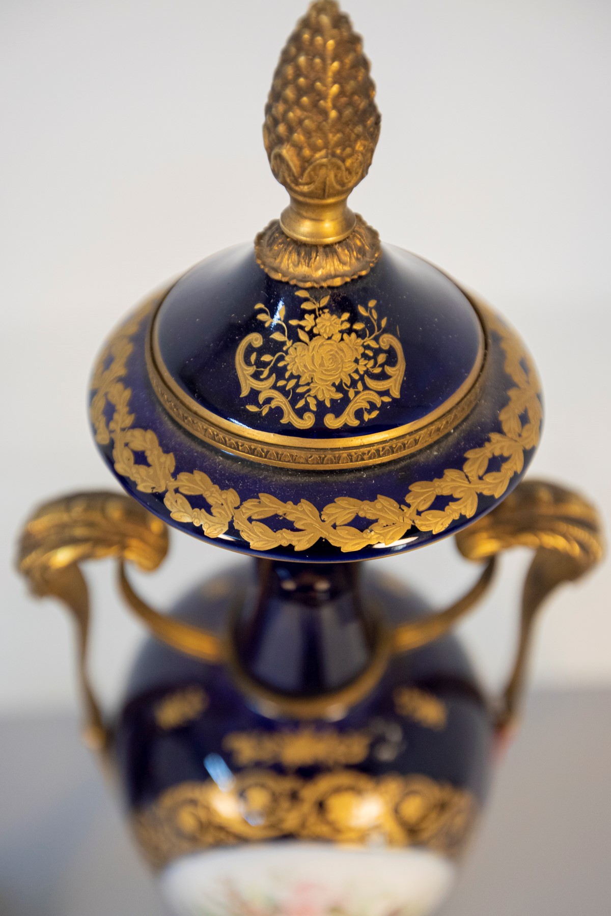 Coppia di vasi decorativi in ceramica blu con motivi floreali