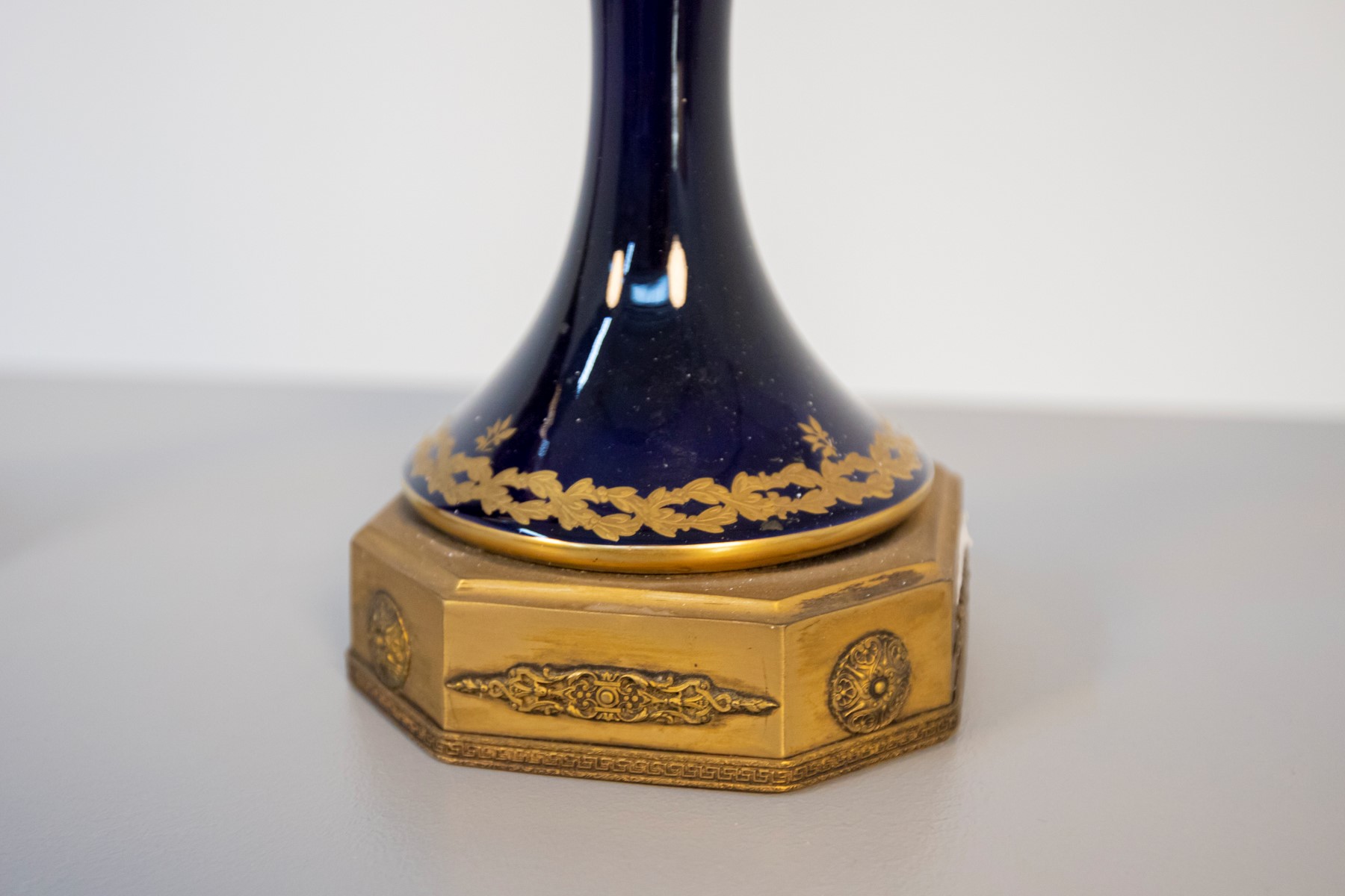 Coppia di vasi decorativi in ceramica blu con motivi floreali